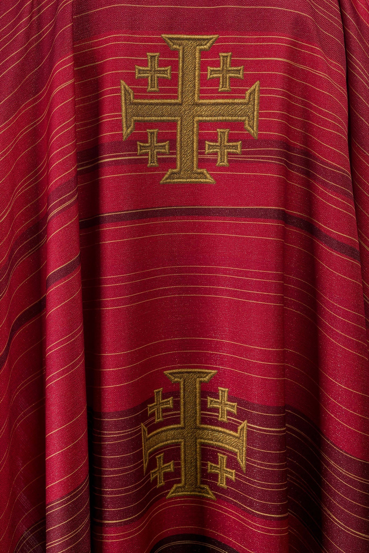Chasuble rouge imprimée avec la Croix de Jérusalem