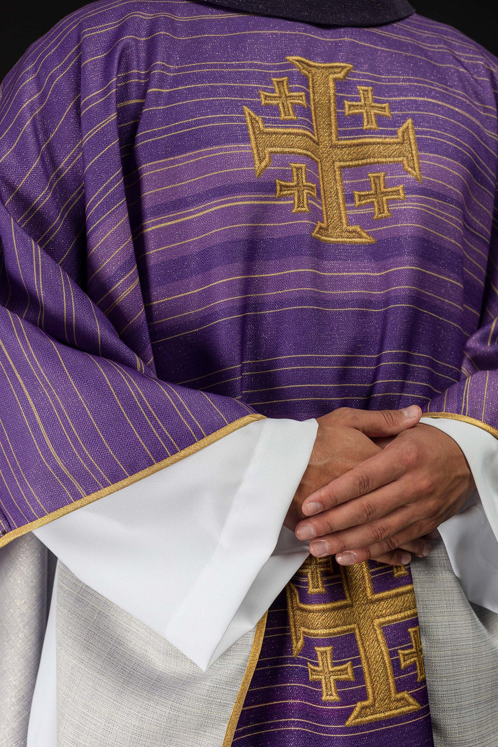 Chasuble violette imprimée avec la Croix de Jérusalem