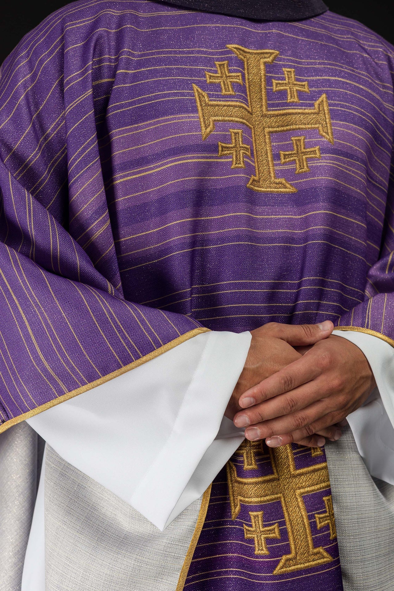 Chasuble violette imprimée avec la Croix de Jérusalem