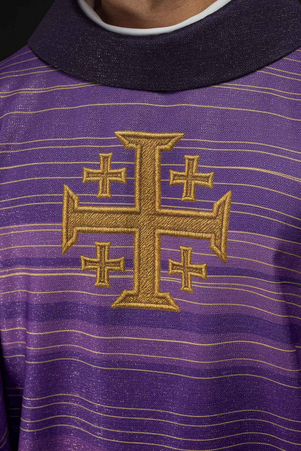 Chasuble violette imprimée avec la Croix de Jérusalem