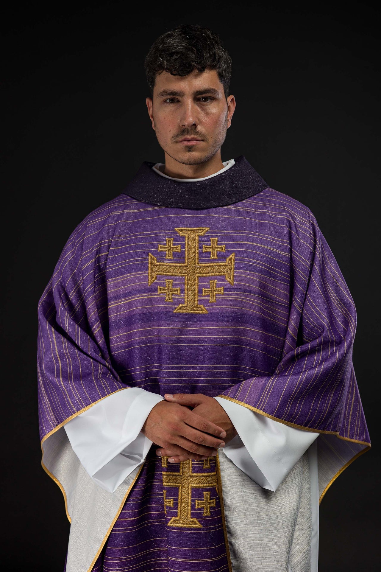 Chasuble violette imprimée avec la Croix de Jérusalem