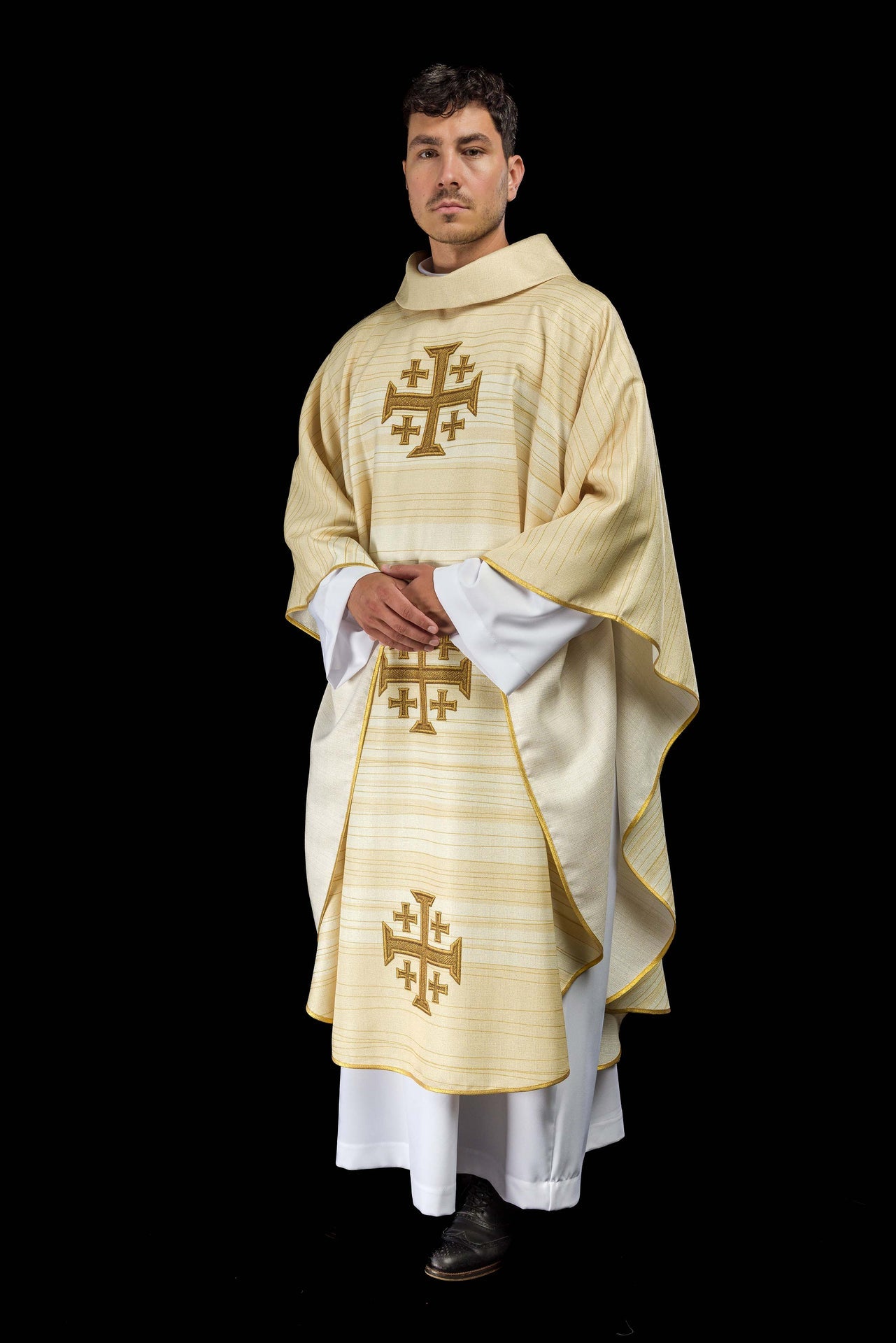 Chasuble écrue imprimée avec la Croix de Jérusalem