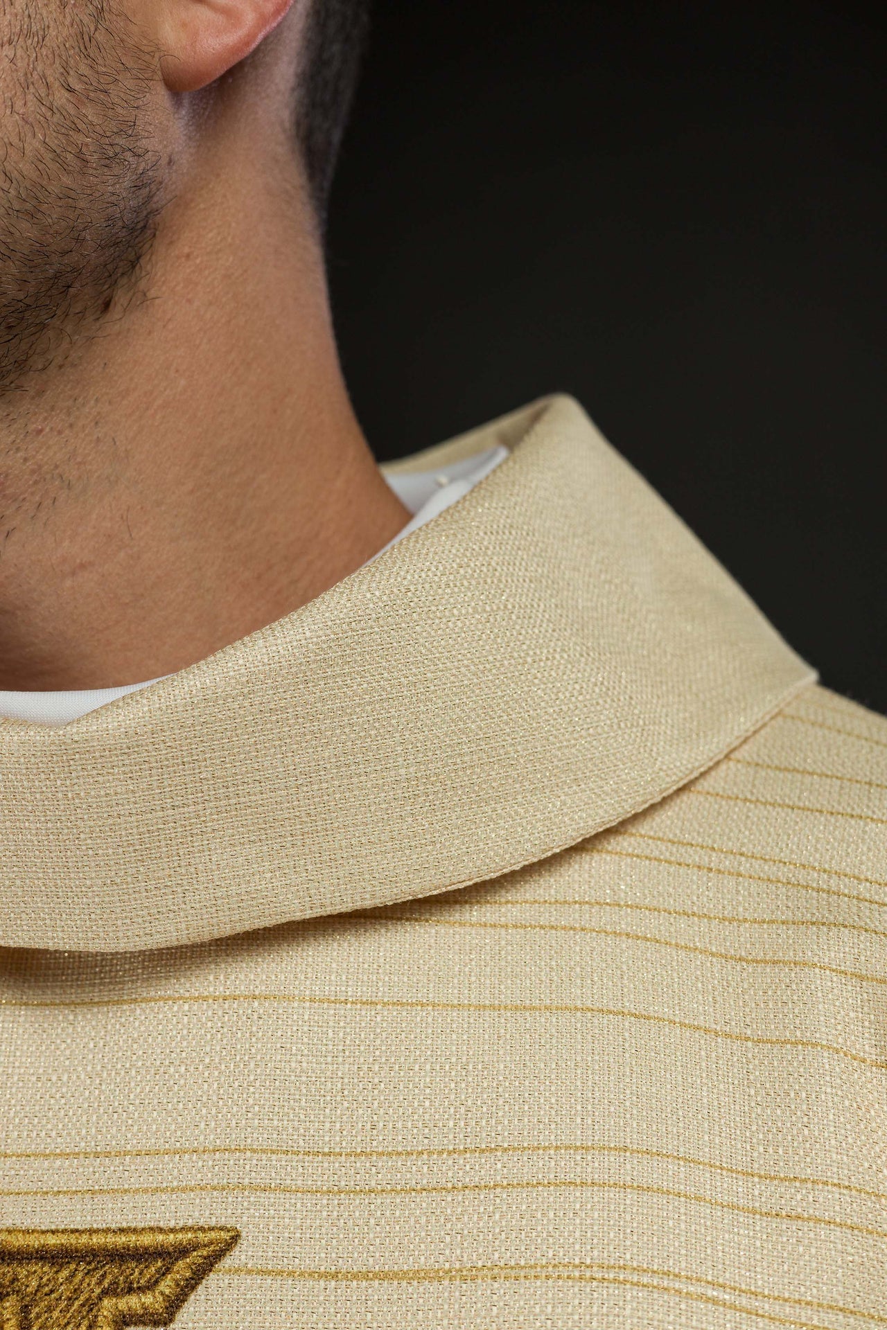 Chasuble écrue imprimée avec la Croix de Jérusalem