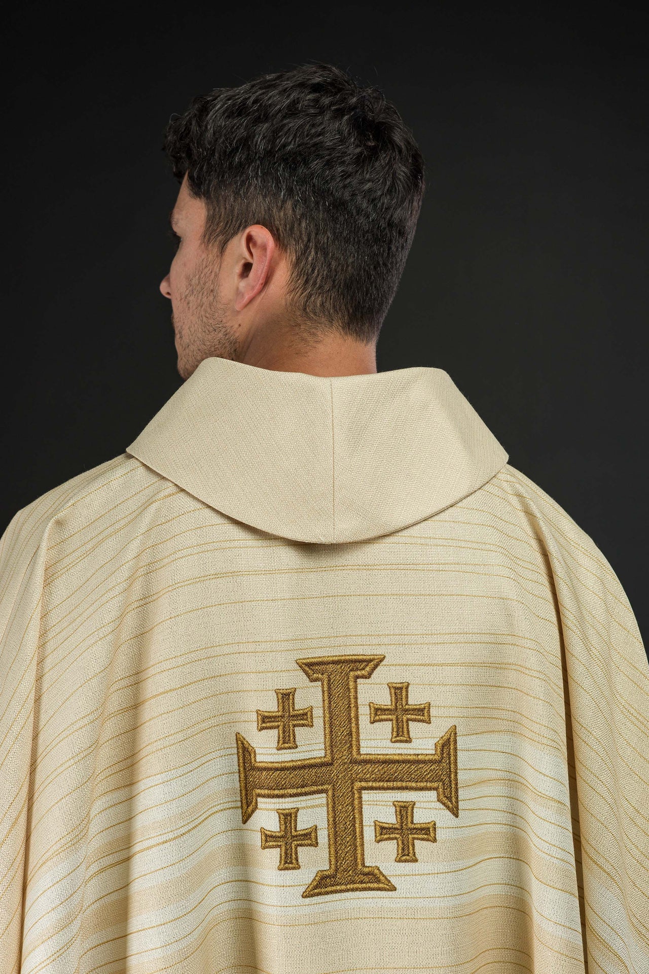 Chasuble écrue imprimée avec la Croix de Jérusalem