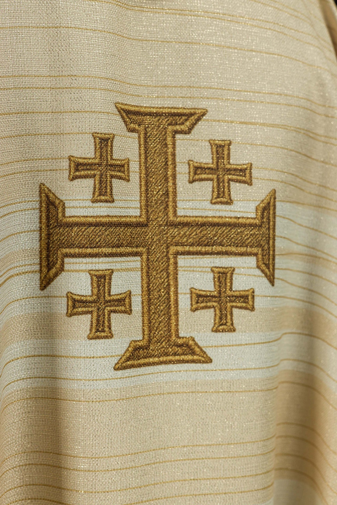 Chasuble écrue imprimée avec la Croix de Jérusalem