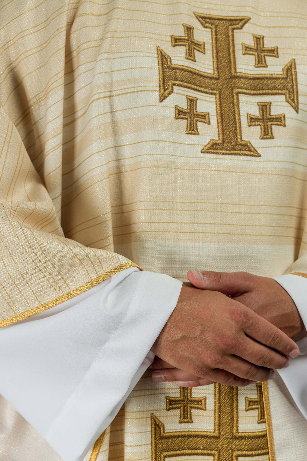 Chasuble écrue imprimée avec la Croix de Jérusalem