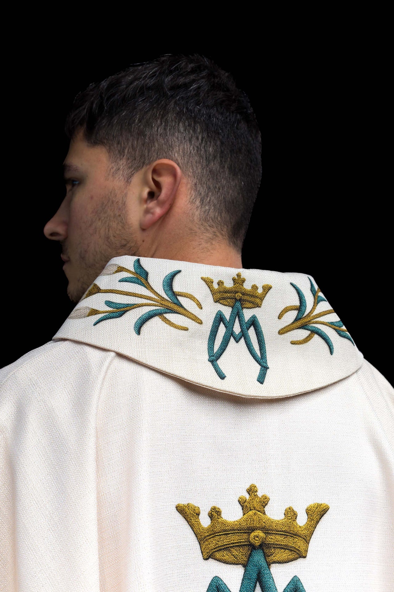Chasuble mariale imprimée avec motif de lys et monogramme Écru