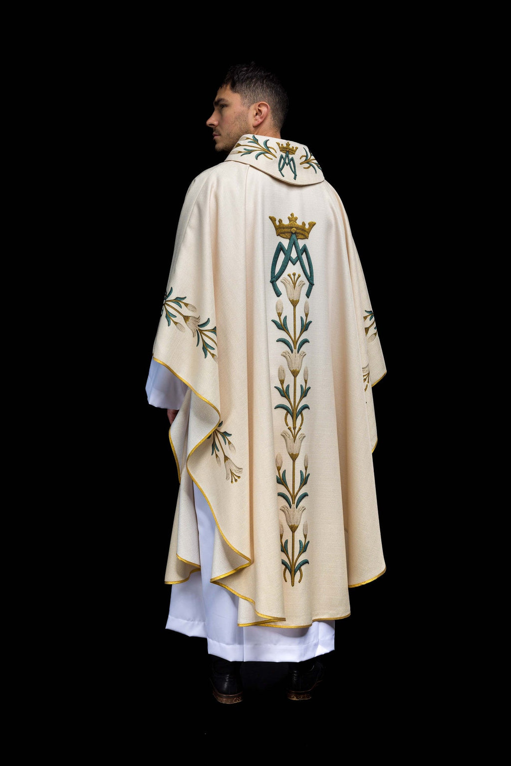 Chasuble mariale imprimée avec motif de lys et monogramme Écru