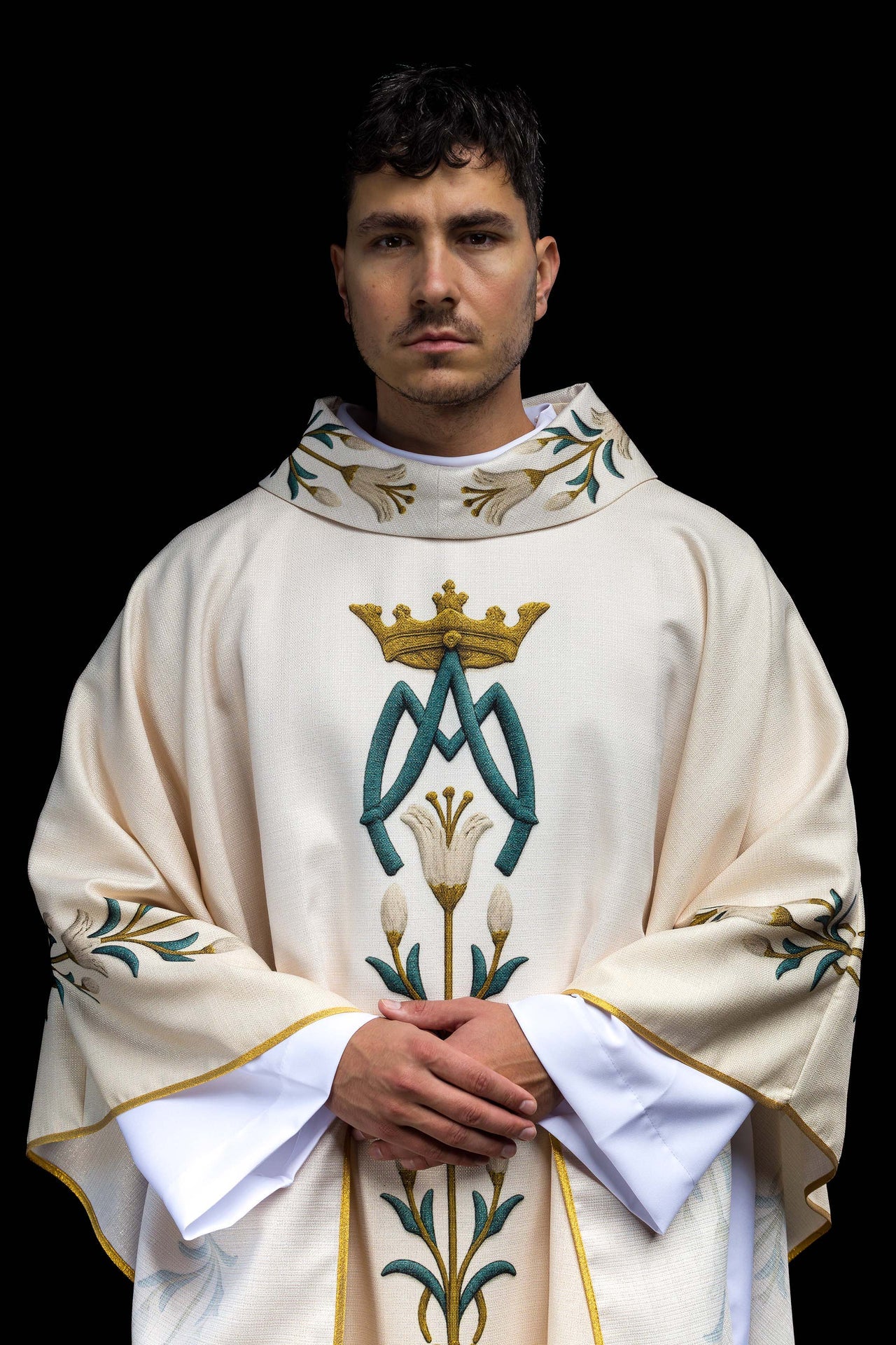 Chasuble mariale imprimée avec motif de lys et monogramme Écru