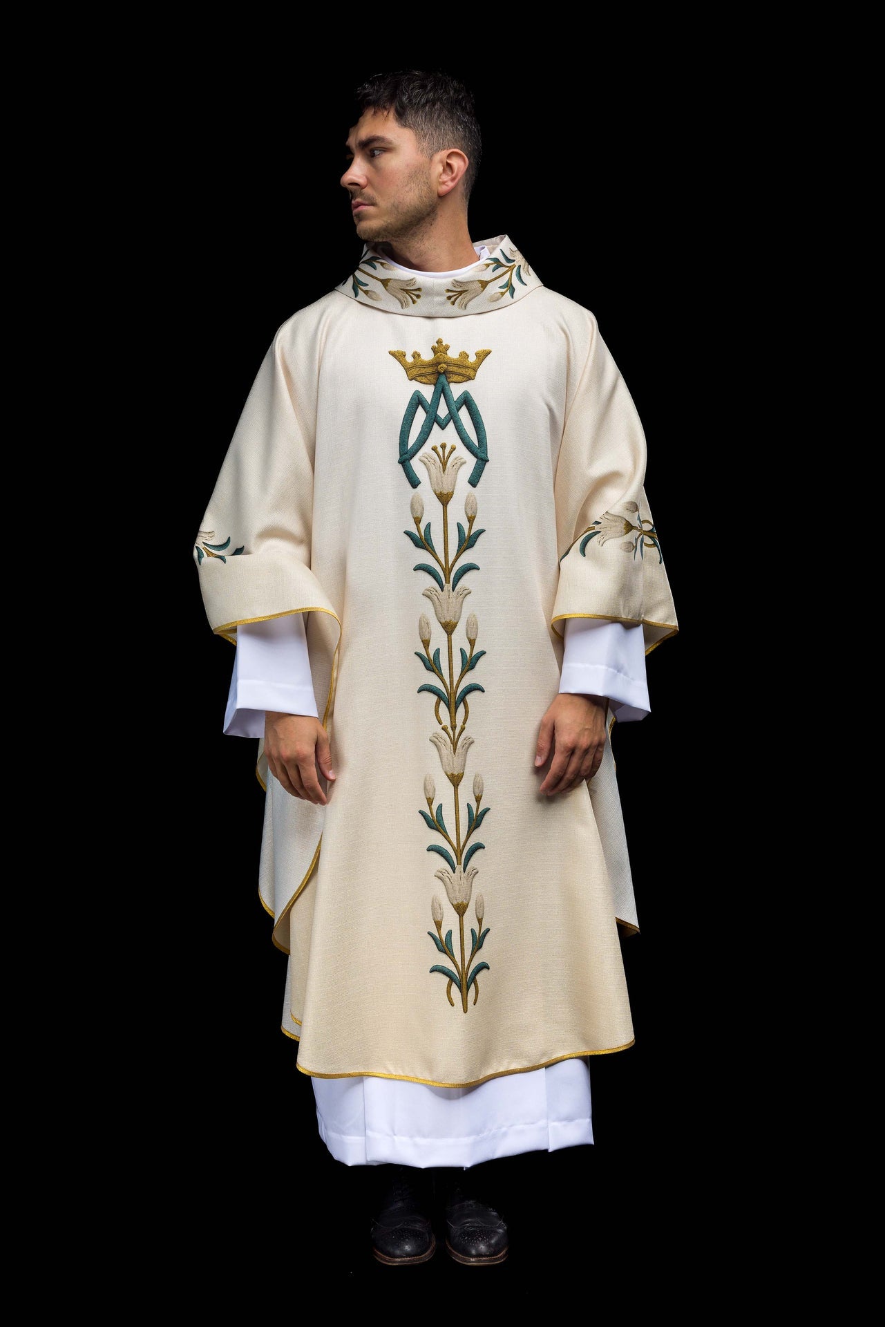 Chasuble mariale imprimée avec motif de lys et monogramme Écru