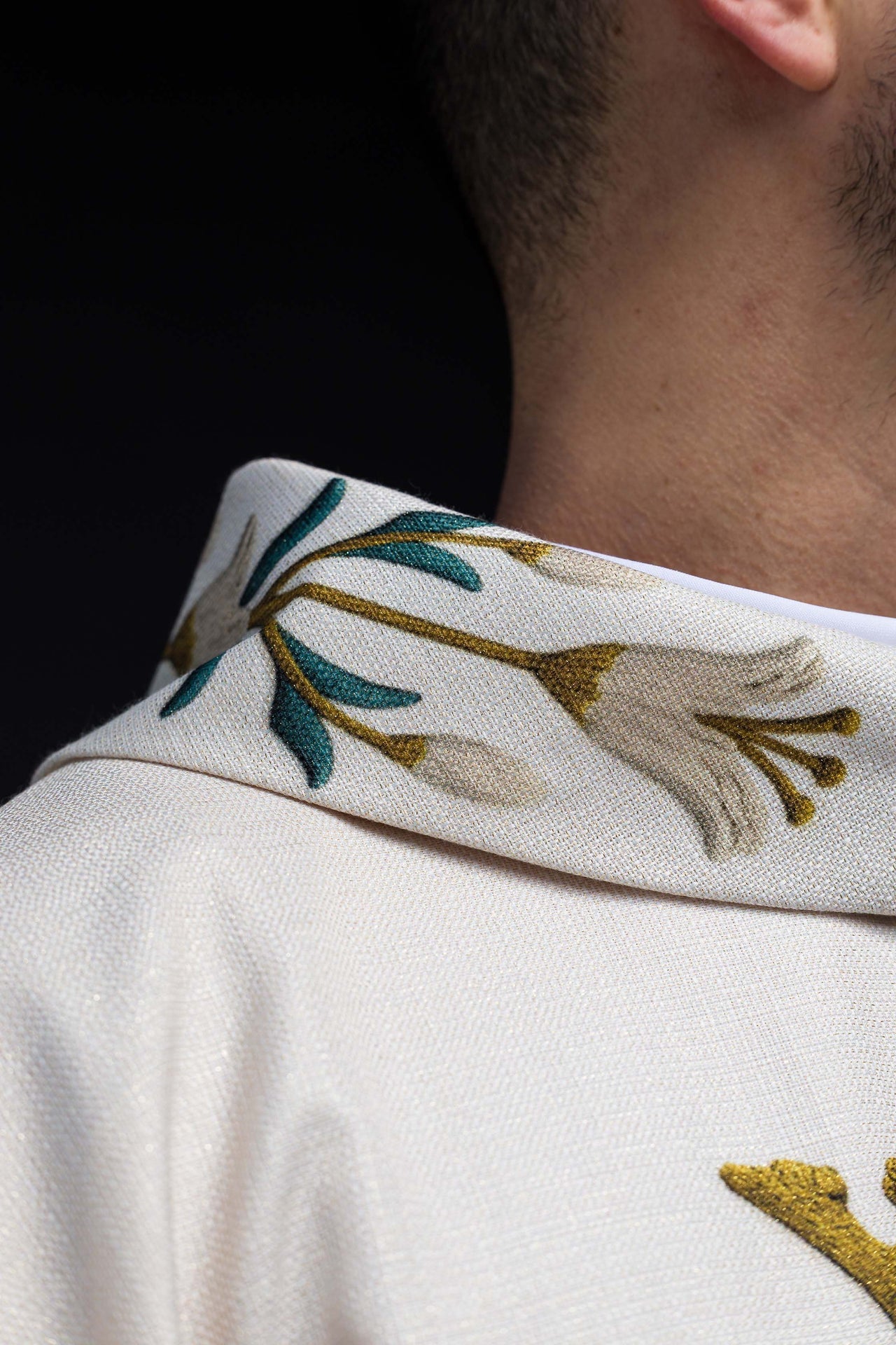 Chasuble mariale imprimée avec motif de lys et monogramme Écru