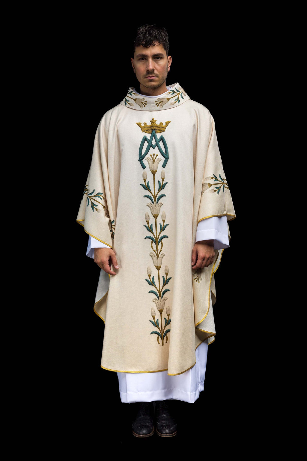 Chasuble mariale imprimée avec motif de lys et monogramme Écru