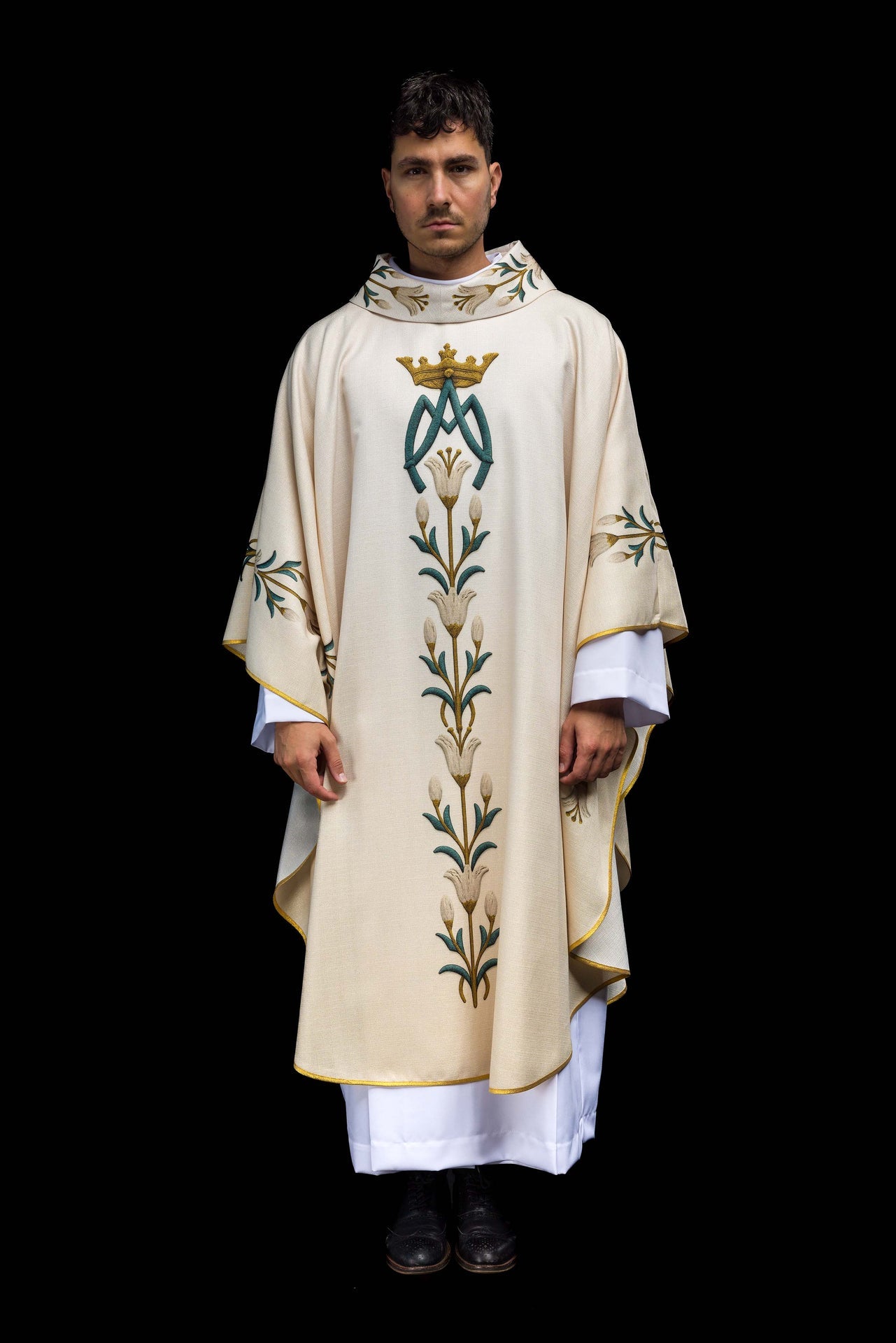 Chasuble mariale imprimée avec motif de lys et monogramme Écru