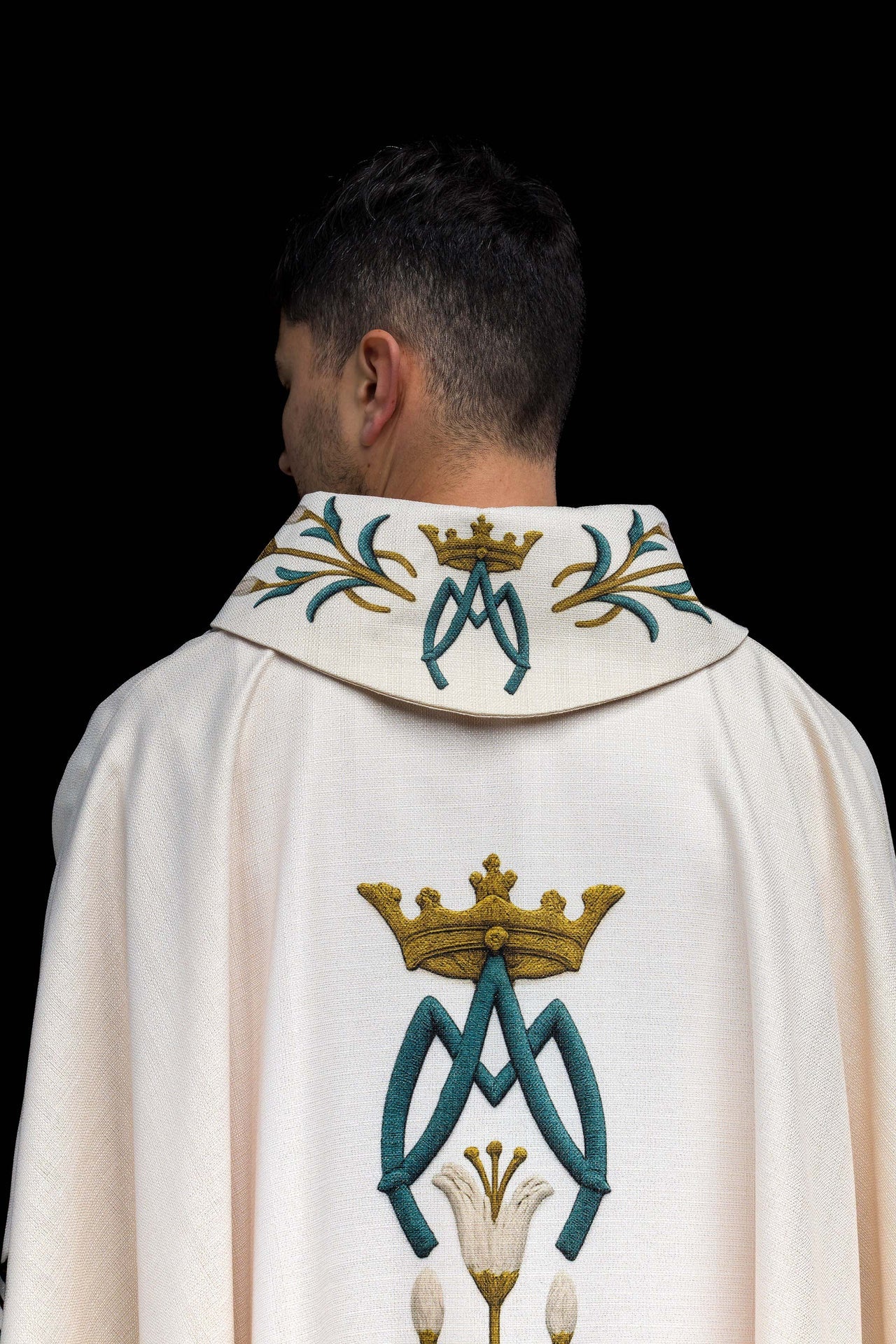 Chasuble mariale imprimée avec motif de lys et monogramme Écru