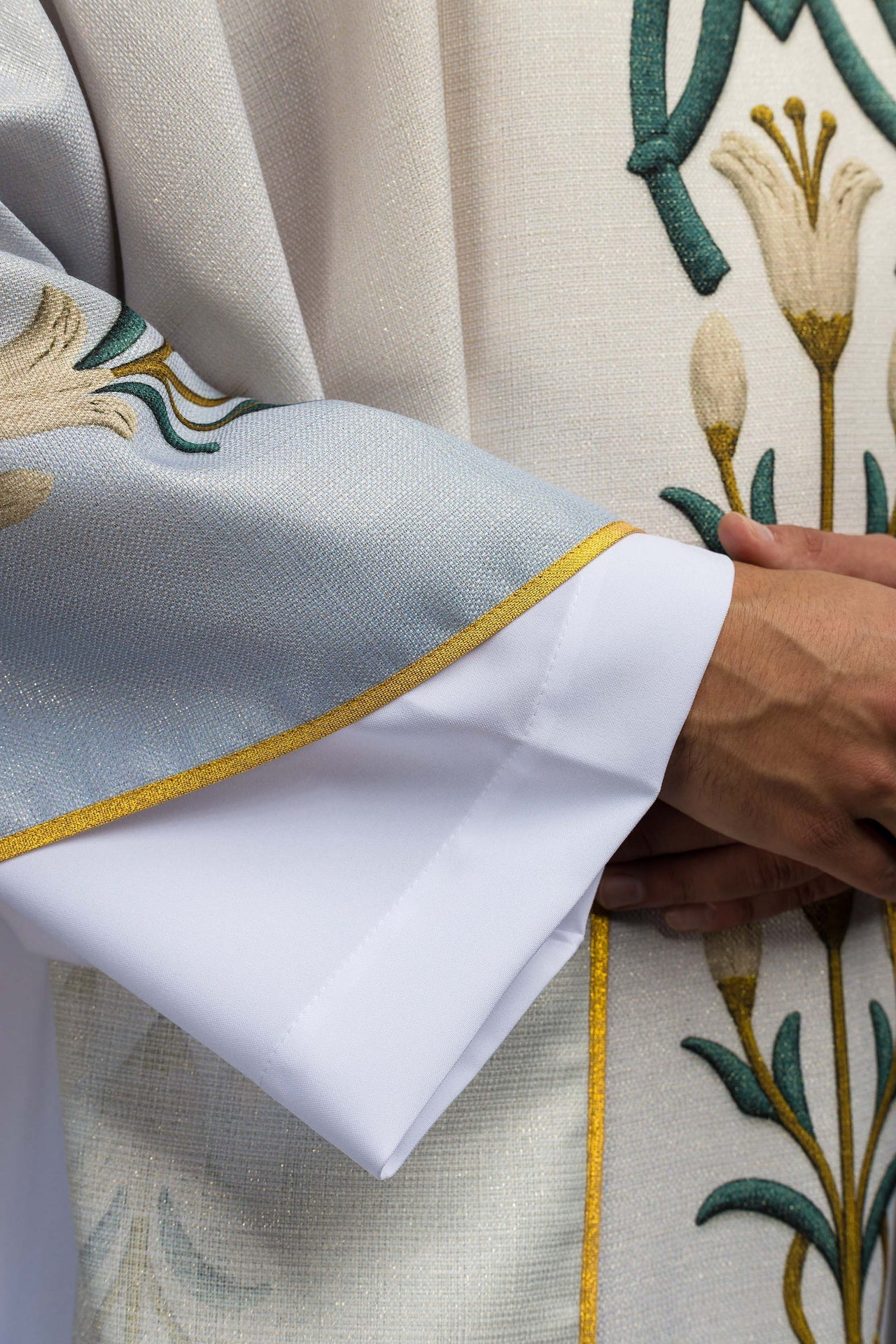 Chasuble marial imprimé avec motif de lys et monogramme bleu-écru