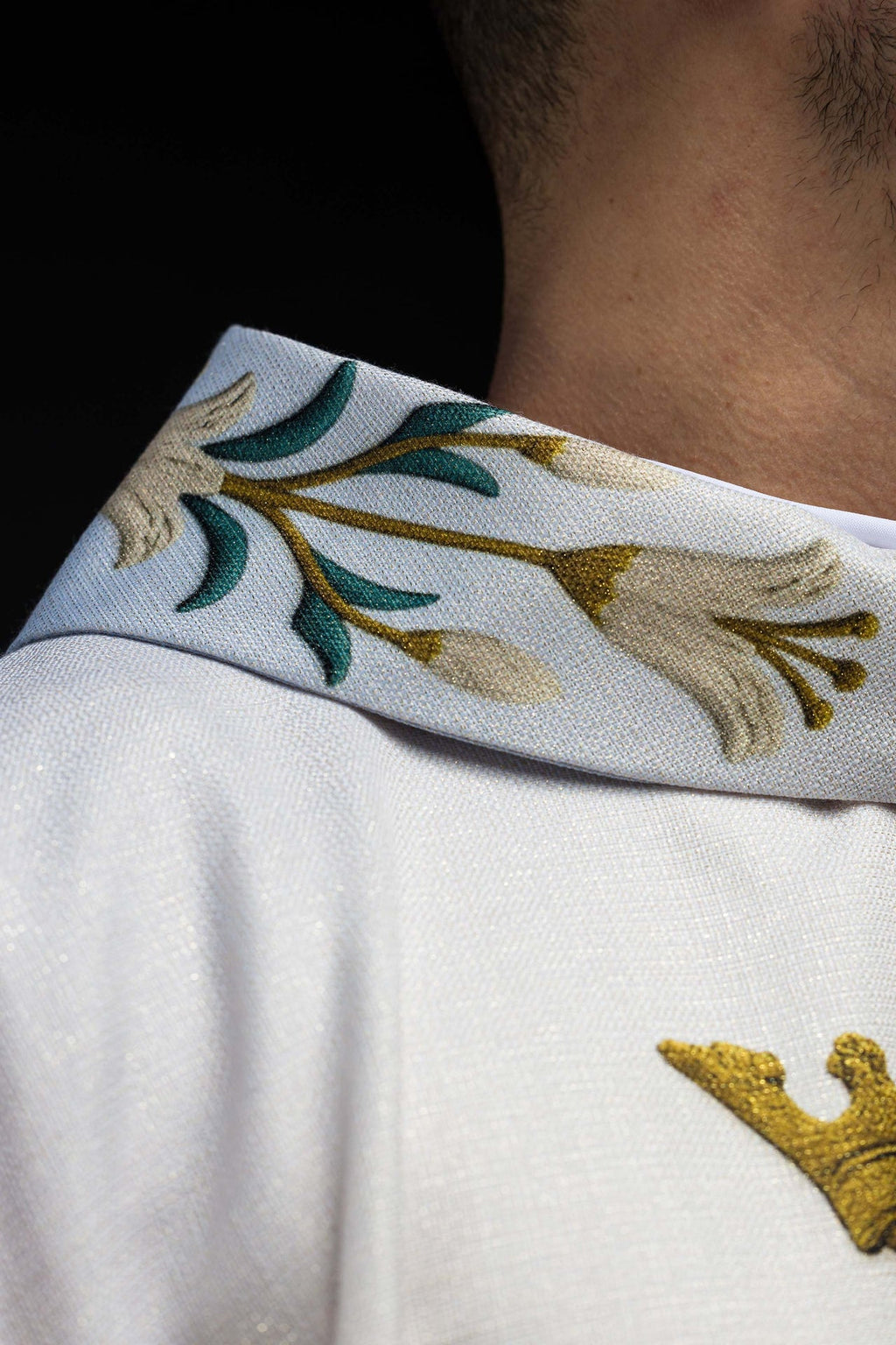 Chasuble marial imprimé avec motif de lys et monogramme bleu-écru