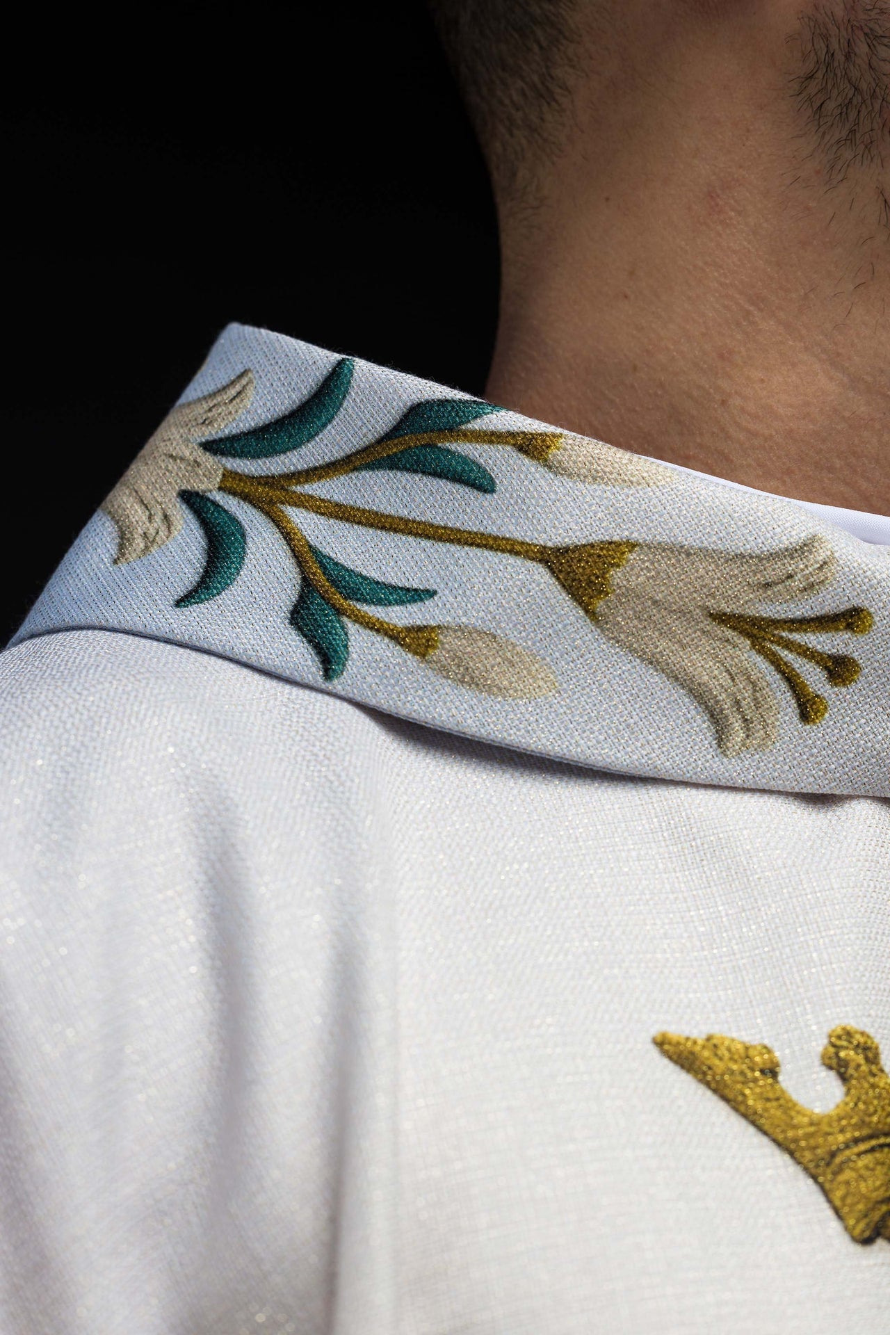 Chasuble marial imprimé avec motif de lys et monogramme bleu-écru