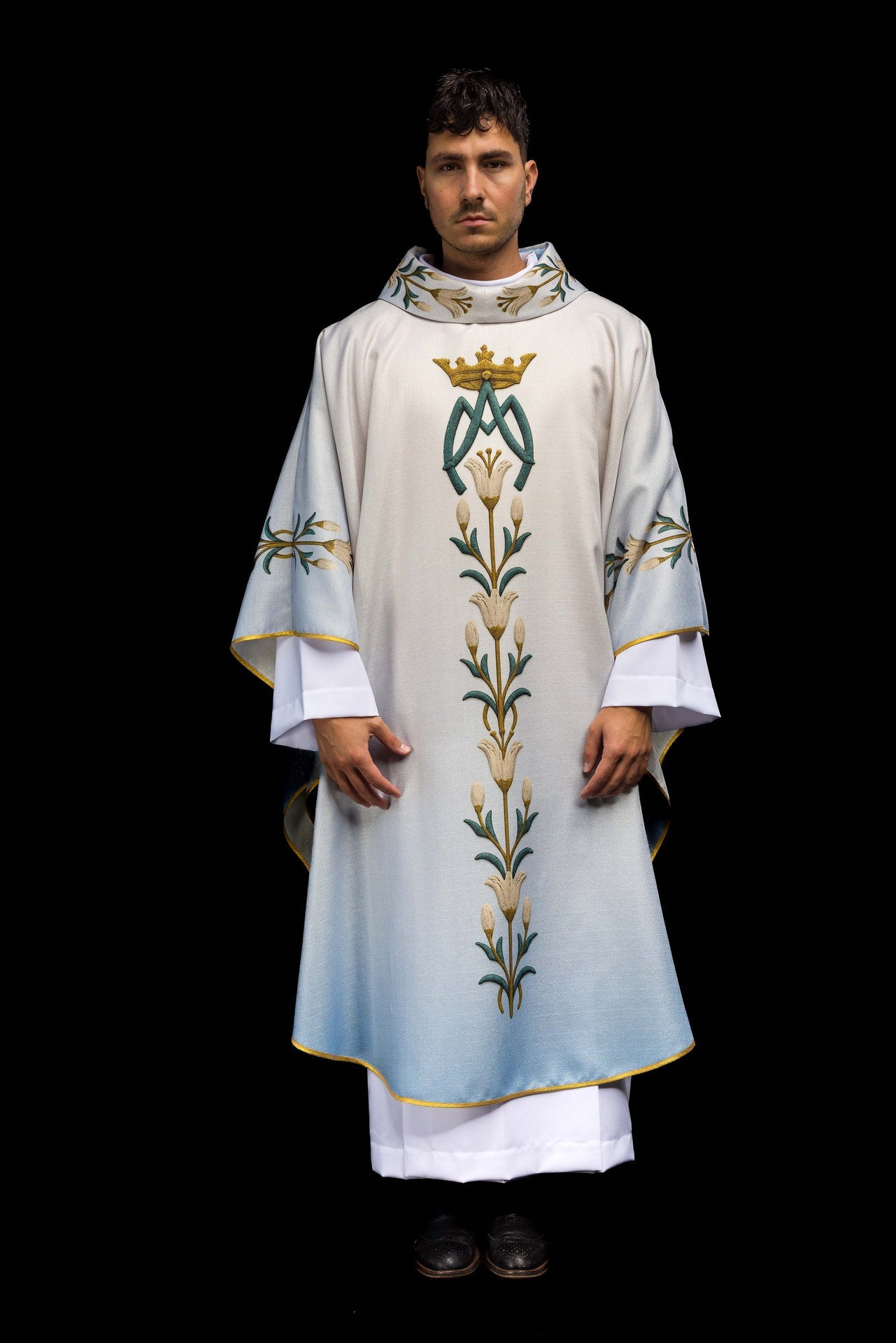 Chasuble marial imprimé avec motif de lys et monogramme bleu-écru