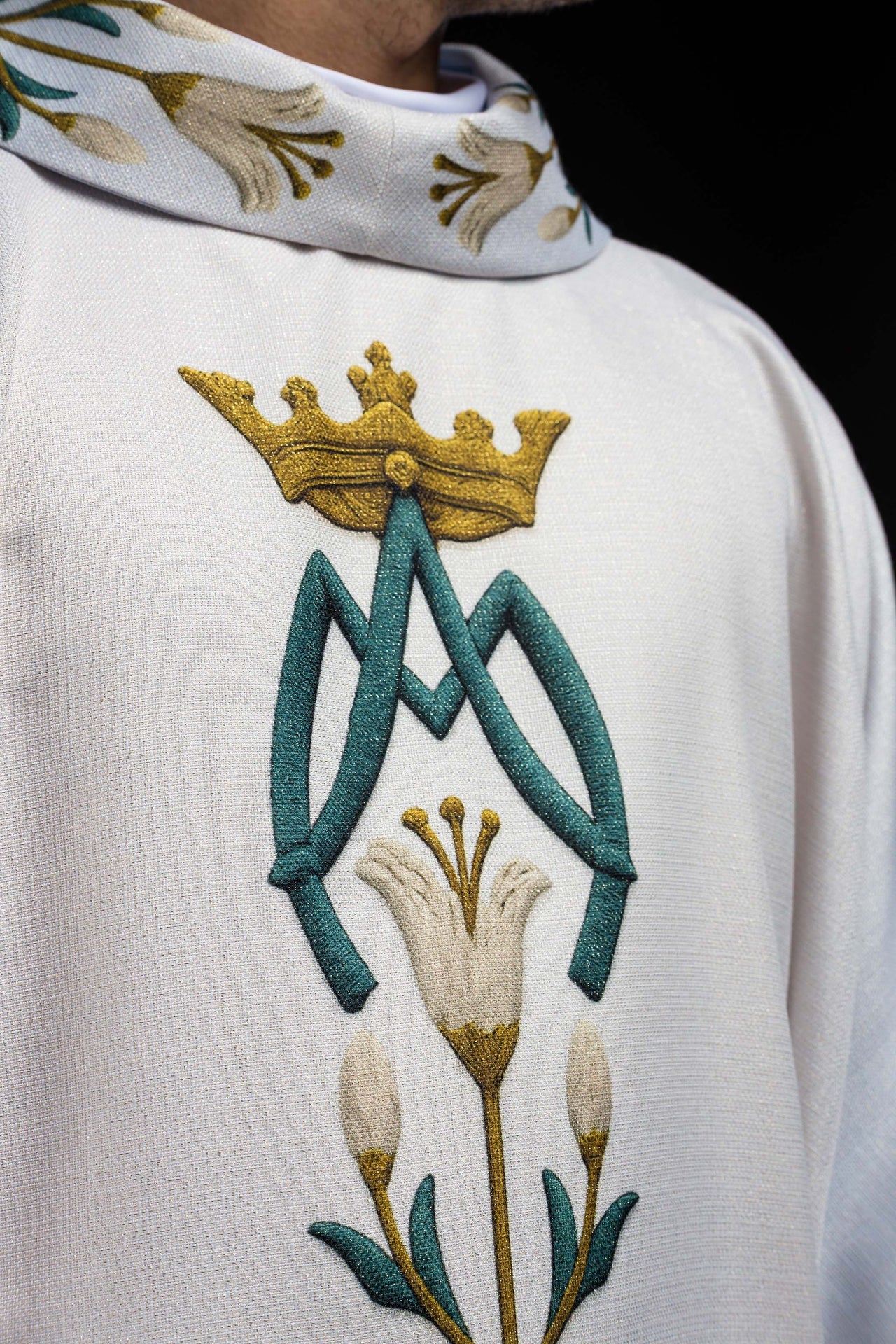 Chasuble marial imprimé avec motif de lys et monogramme bleu-écru