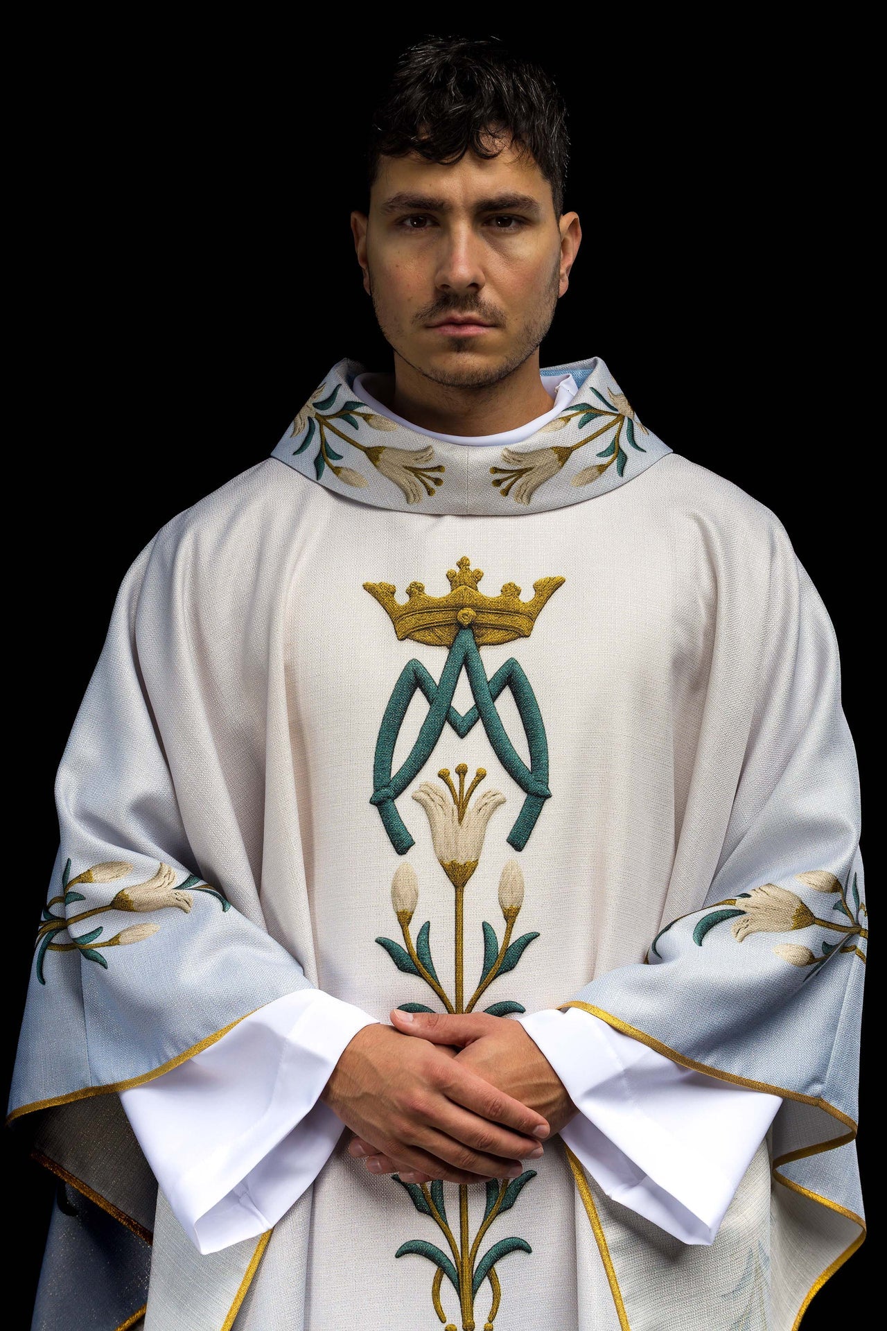 Chasuble marial imprimé avec motif de lys et monogramme bleu-écru