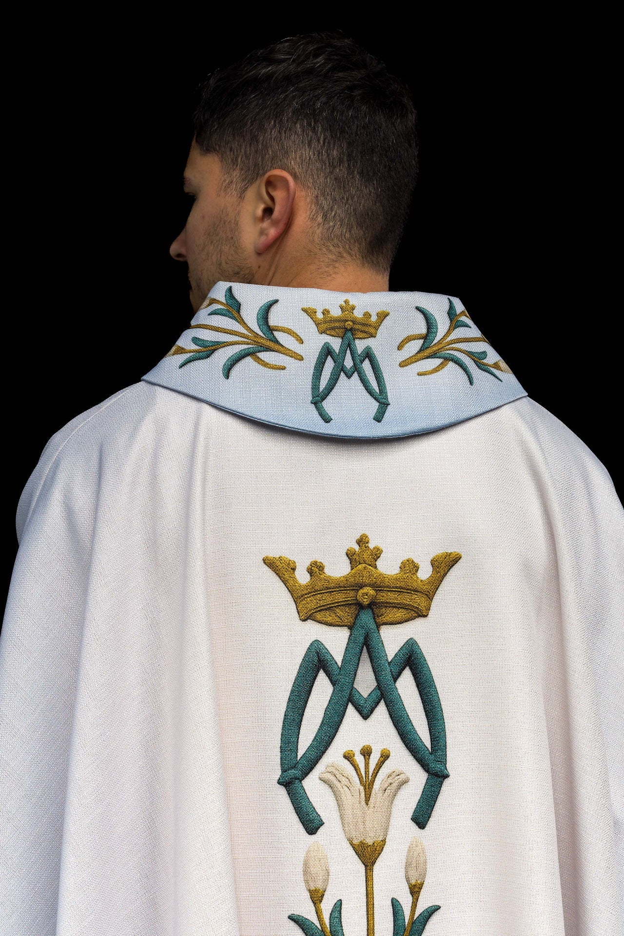 Chasuble marial imprimé avec motif de lys et monogramme bleu-écru