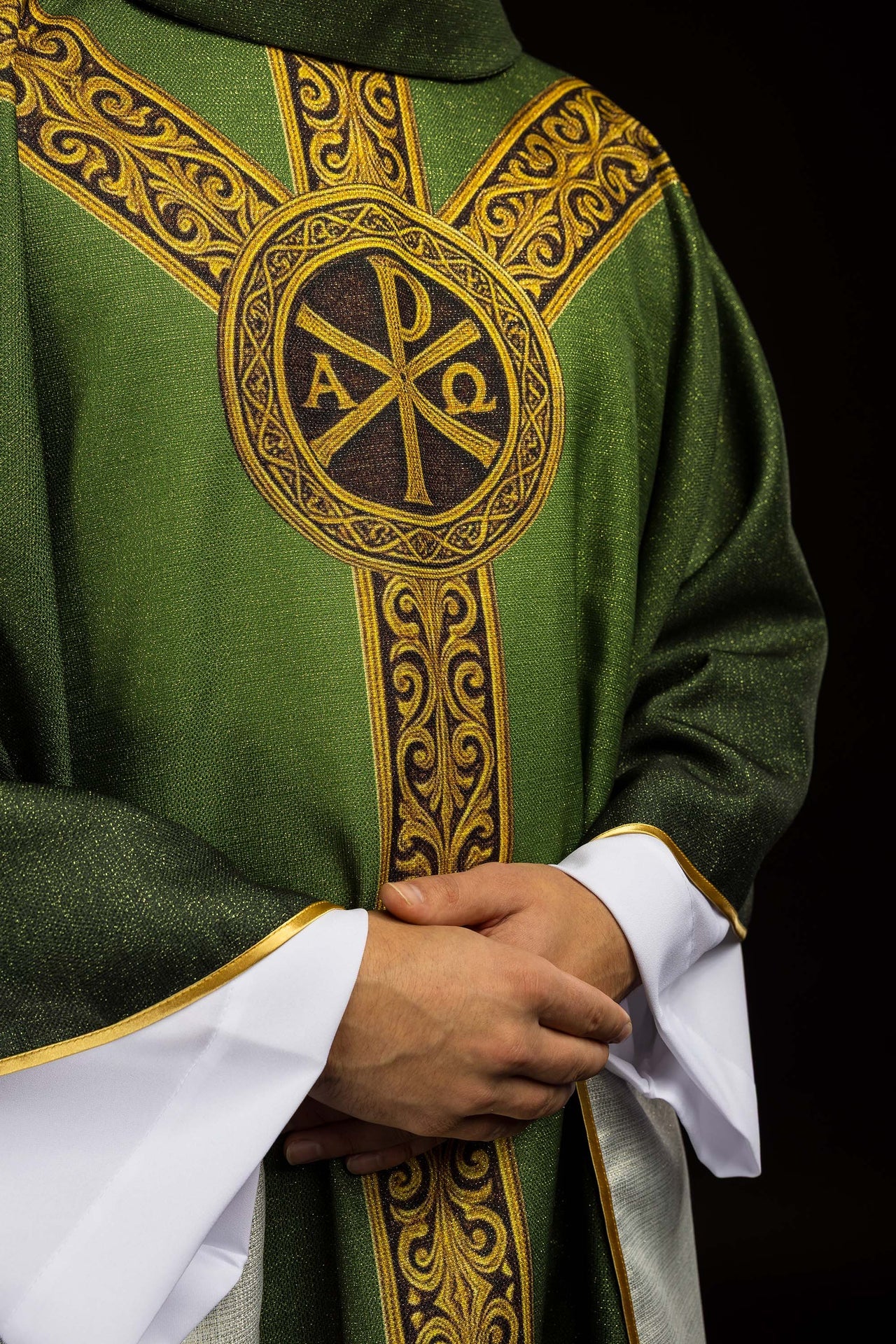 Chasuble imprimée Pax verte avec riche ornementation dorée