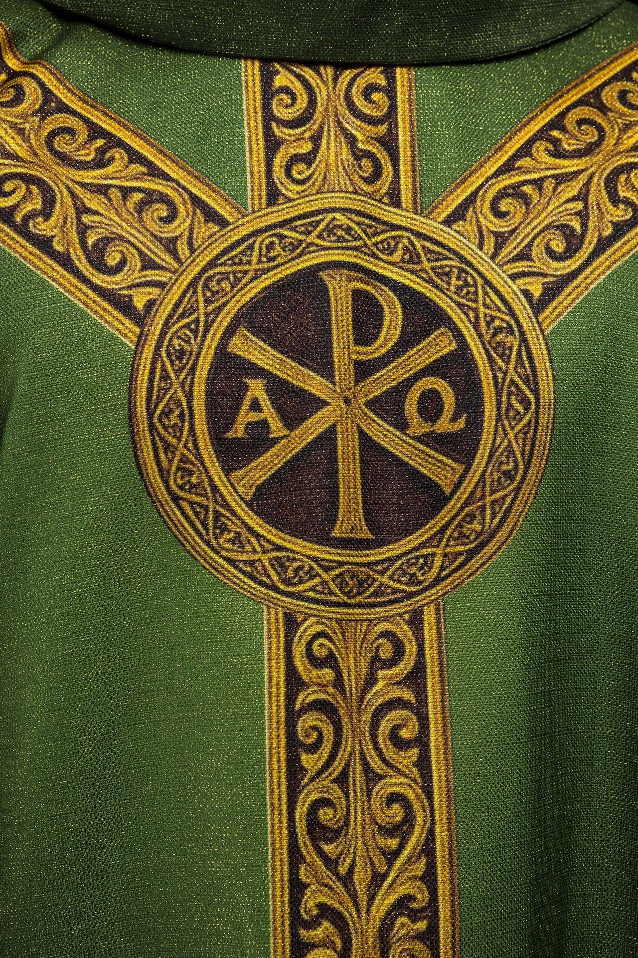 Chasuble imprimée Pax verte avec riche ornementation dorée