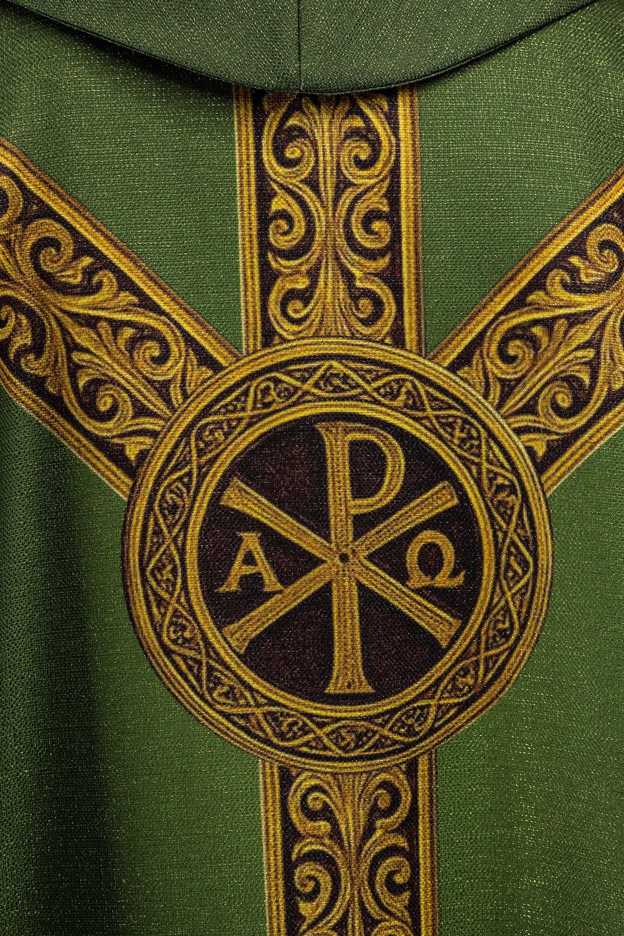 Chasuble imprimée Pax verte avec riche ornementation dorée