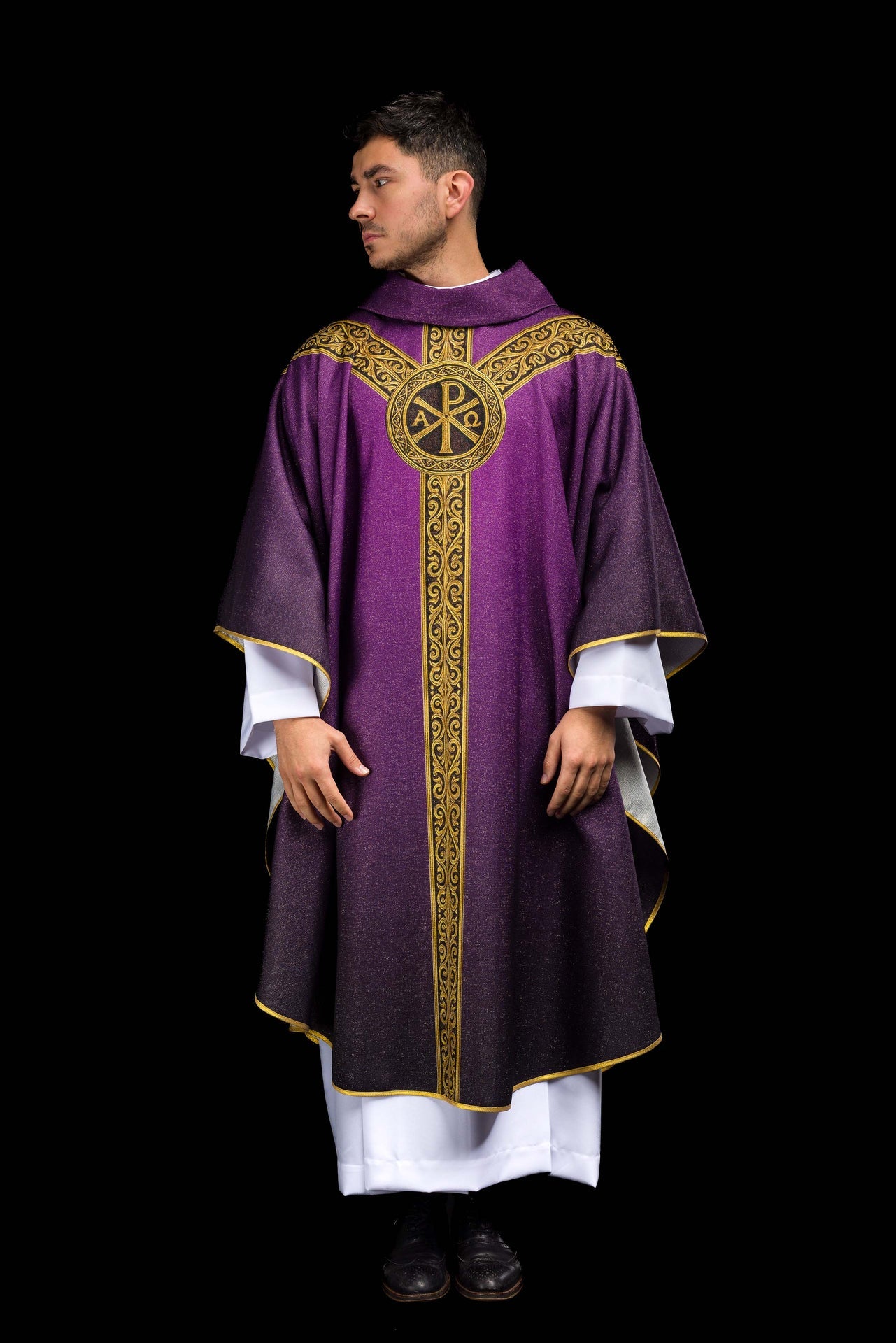 Chasuble imprimée Pax violette avec riche ornementation dorée