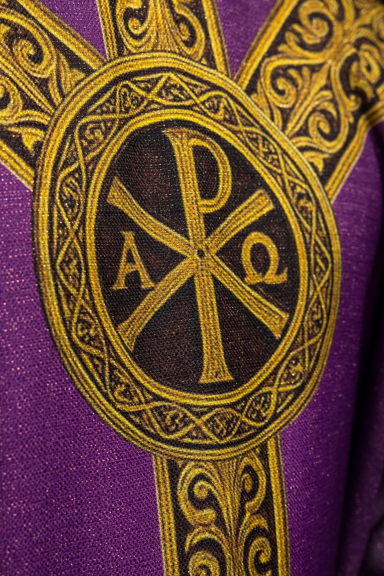 Chasuble imprimée Pax violette avec riche ornementation dorée
