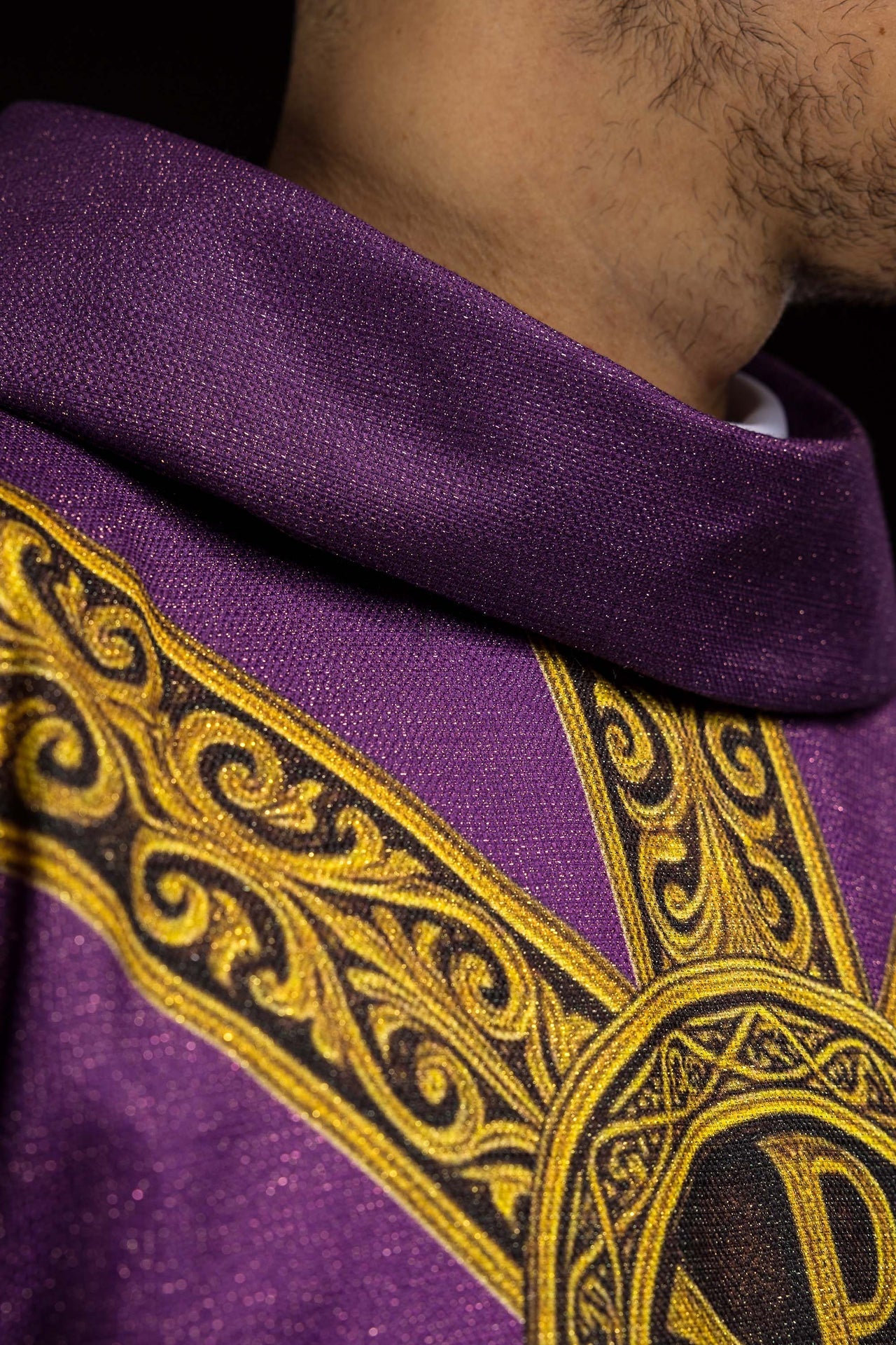Chasuble imprimée Pax violette avec riche ornementation dorée