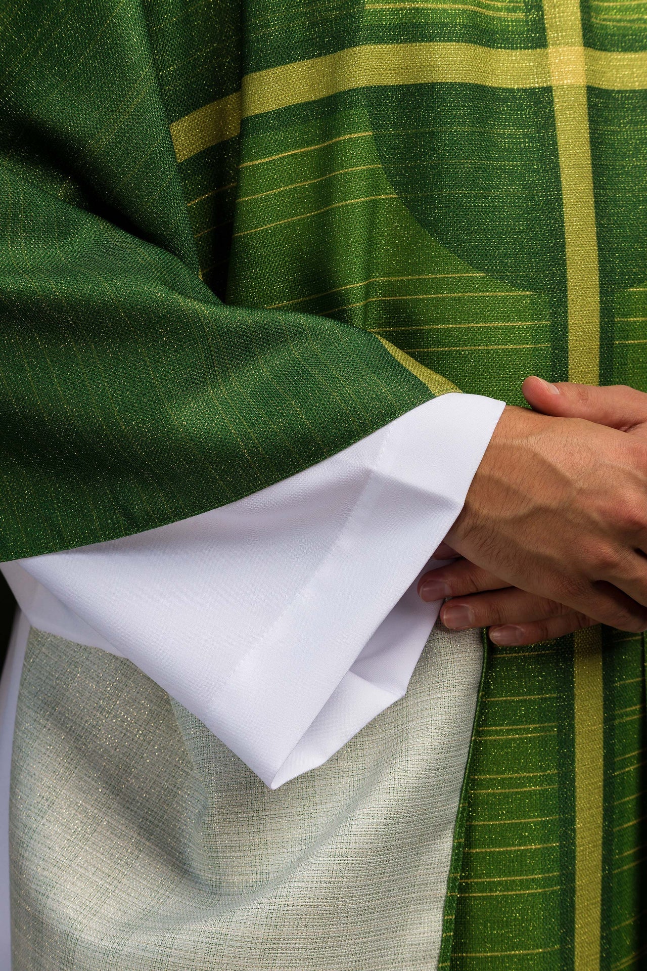 Chasuble imprimée verte avec motif de croix