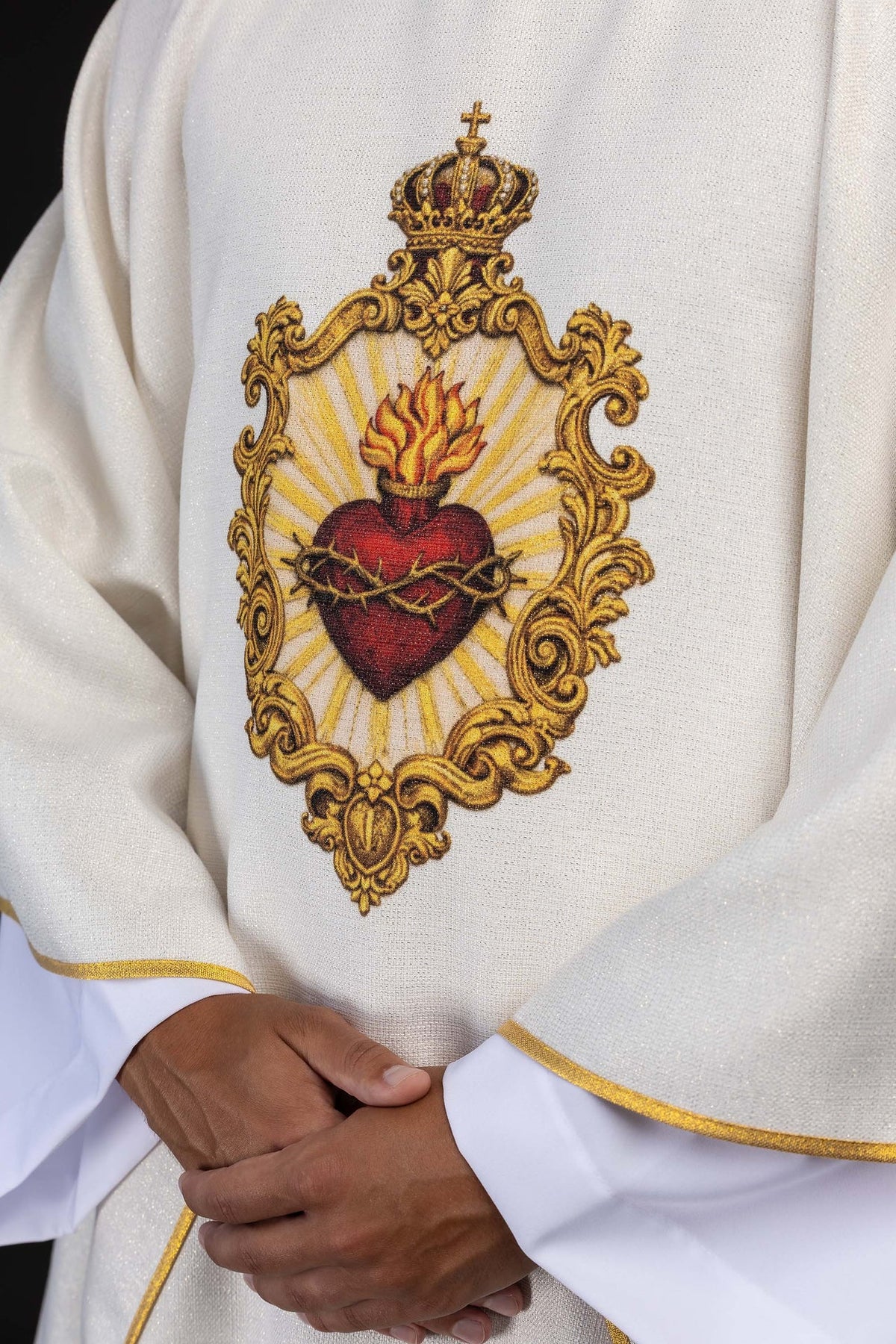 Chasuble écrue imprimée avec motif du Sacré-Cœur de Jésus