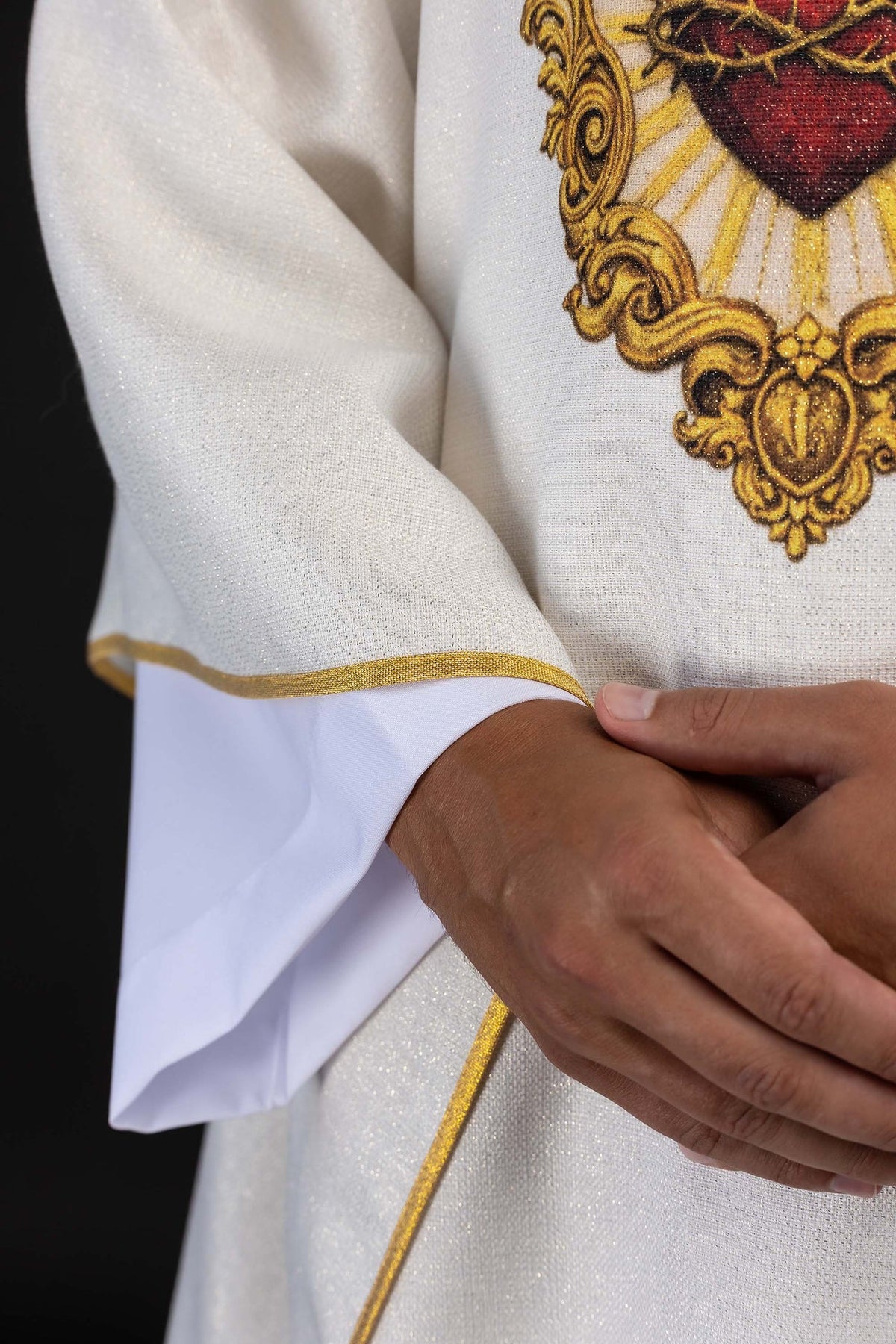 Chasuble écrue imprimée avec motif du Sacré-Cœur de Jésus