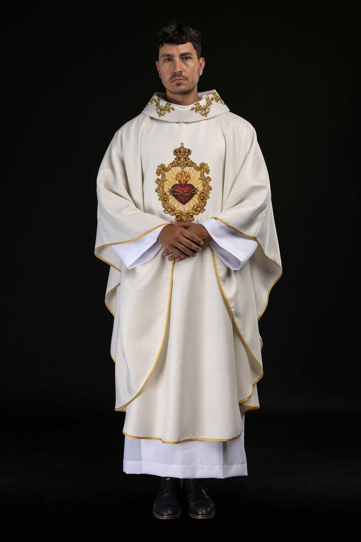 Chasuble écrue imprimée avec motif du Sacré-Cœur de Jésus