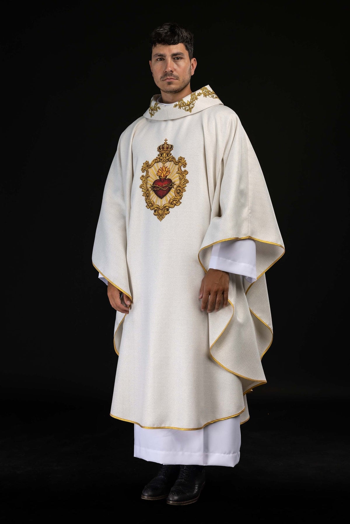 Chasuble écrue imprimée avec motif du Sacré-Cœur de Jésus
