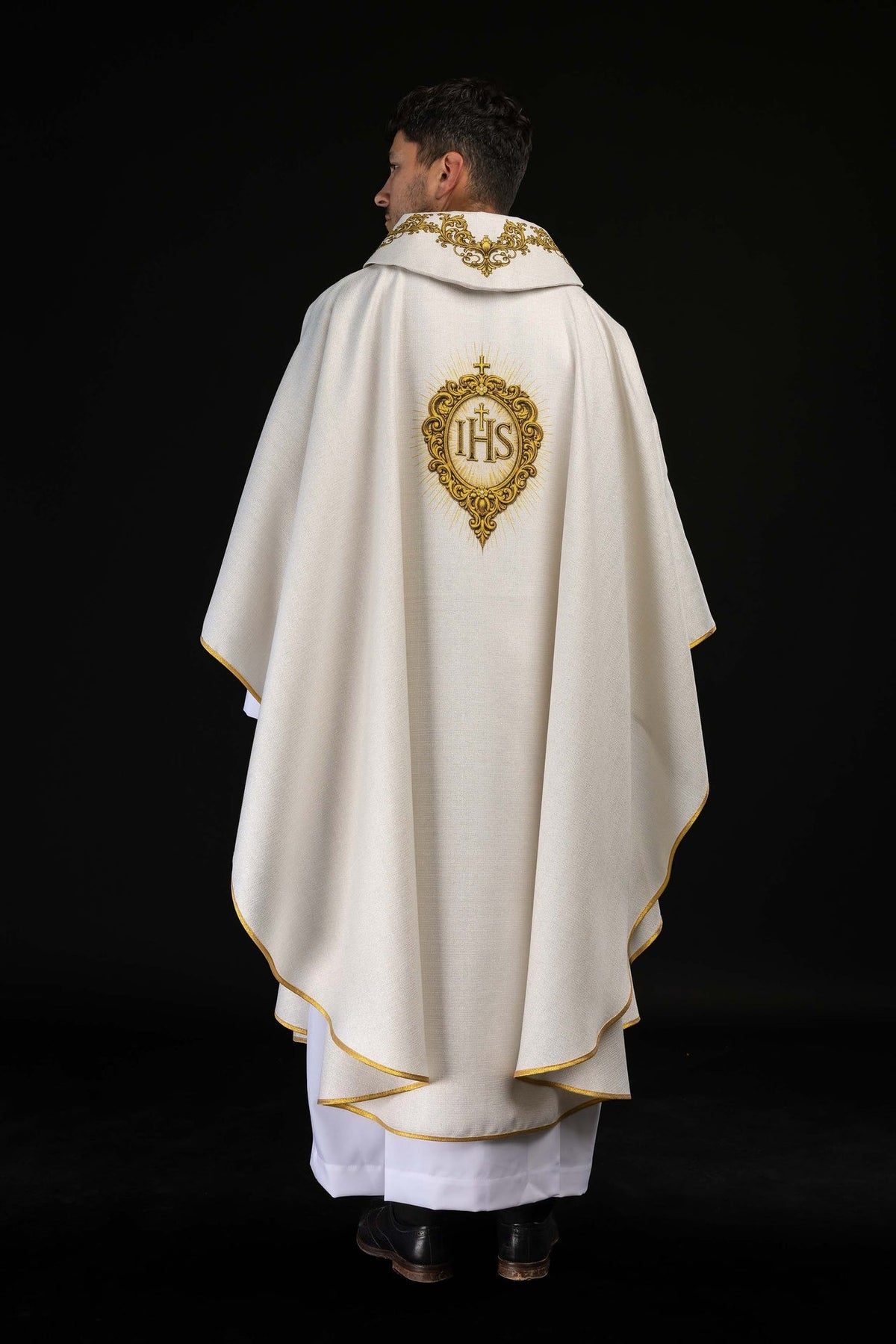 Chasuble écrue imprimée avec motif du Sacré-Cœur de Jésus