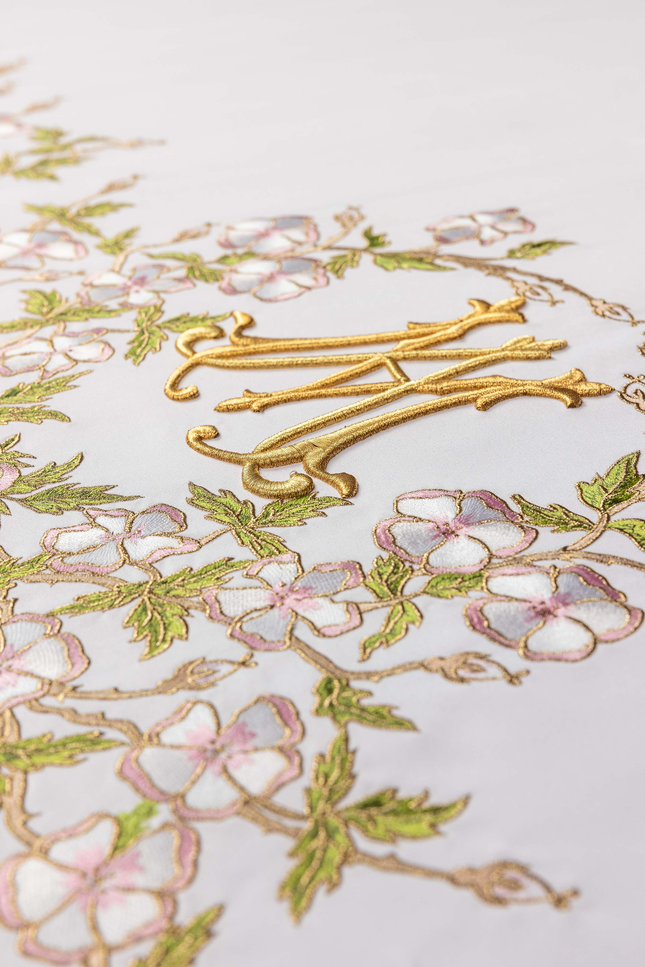 Nappe d'autel richement décorée avec broderie frontale et motif marial