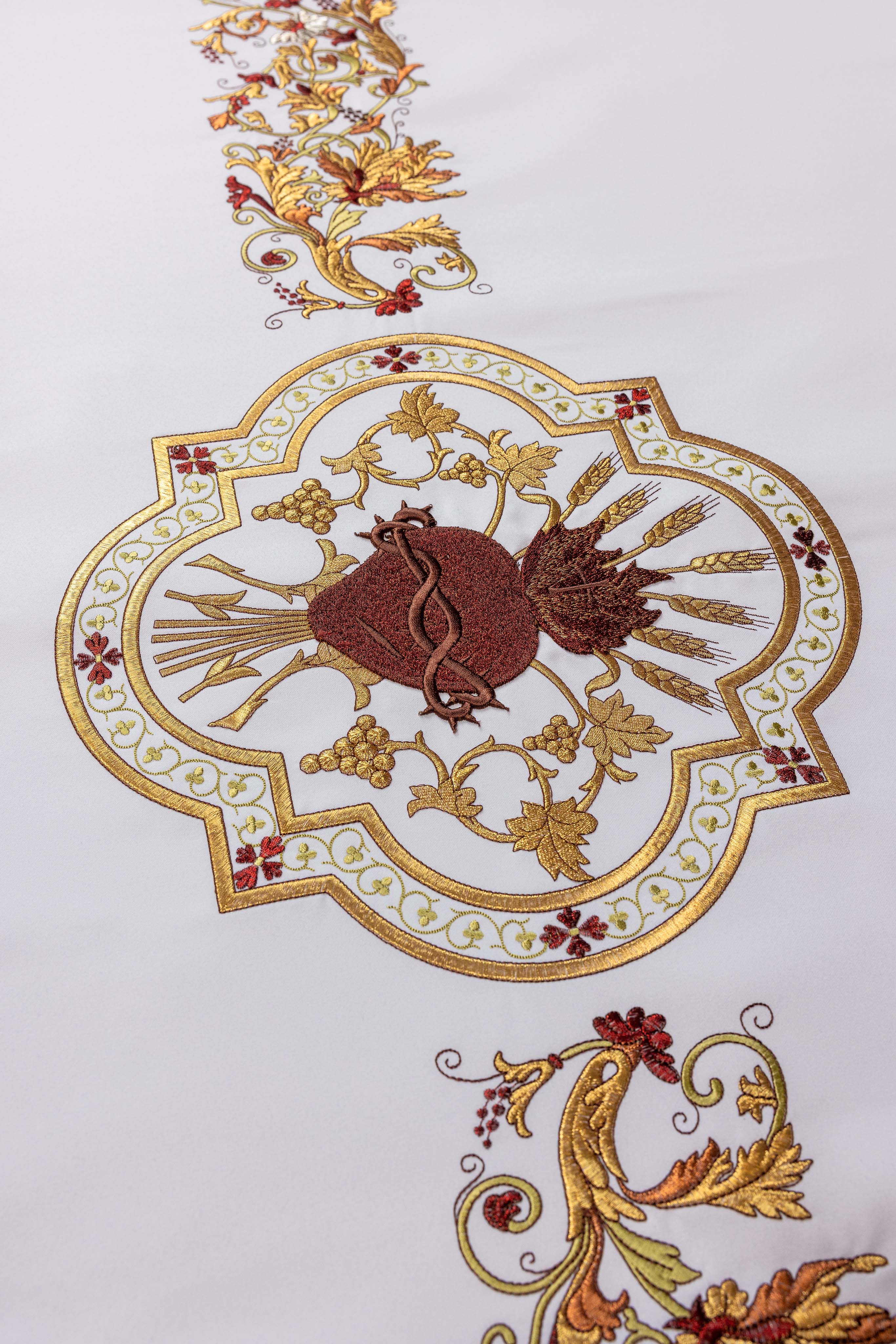 Nappe d'autel avec broderie frontale au motif du Cœur de Jésus