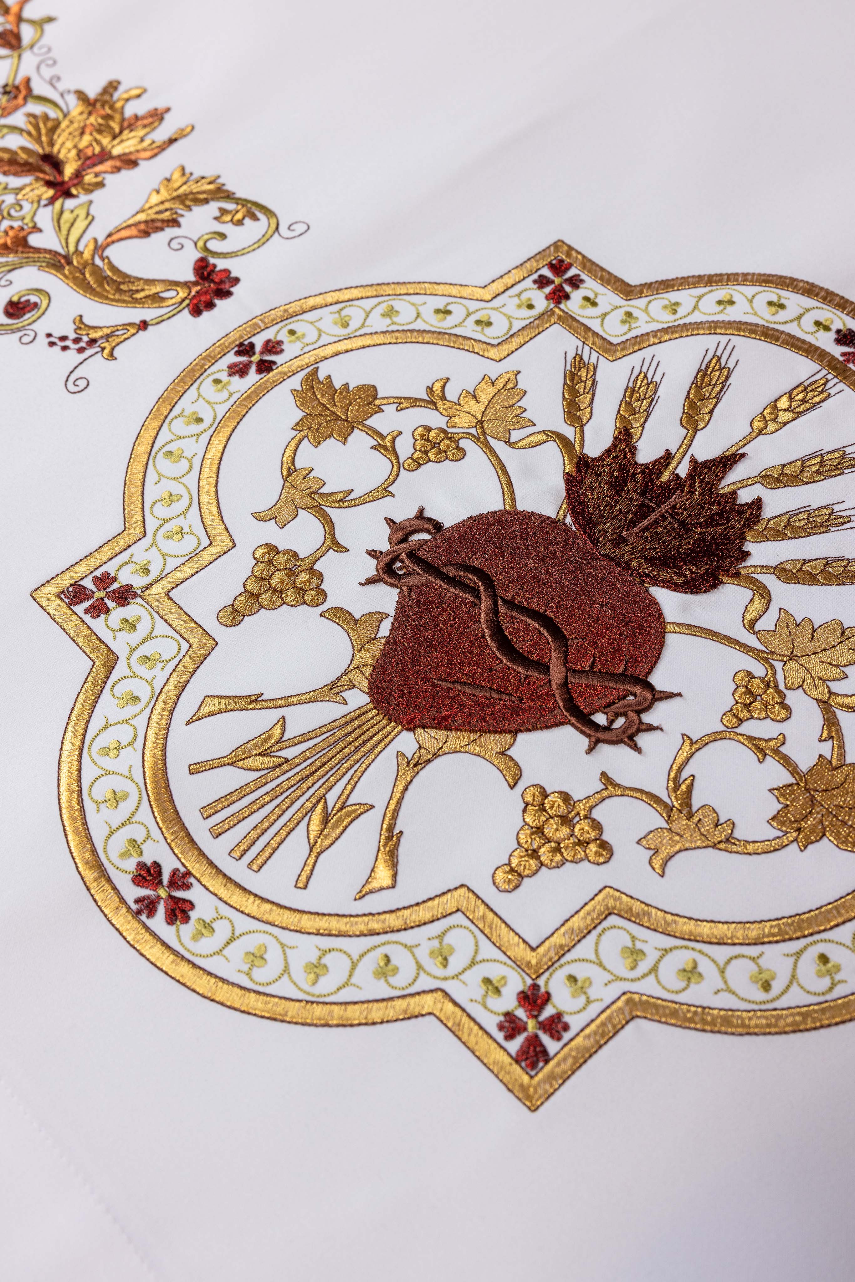 Nappe d'autel avec broderie frontale au motif du Cœur de Jésus