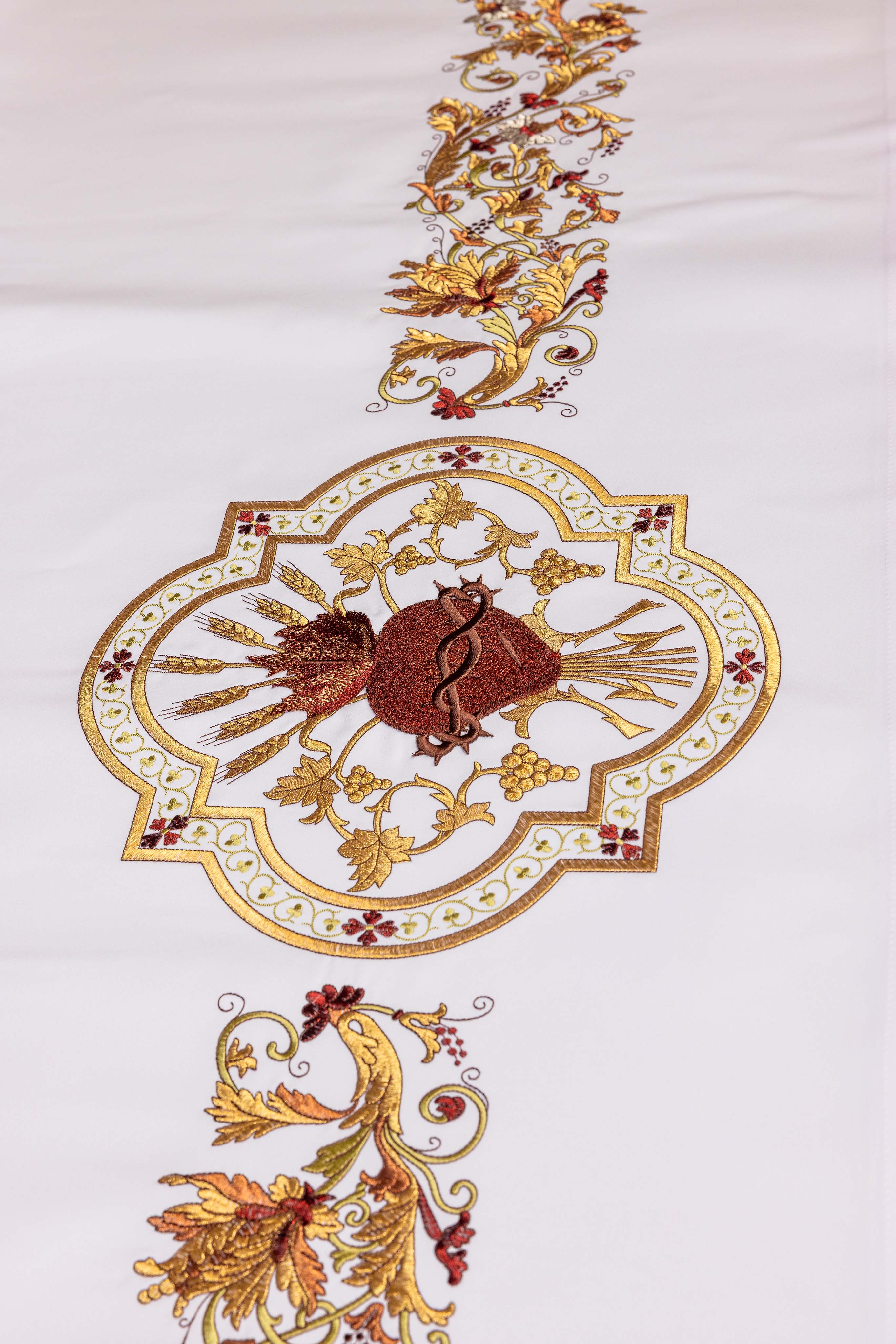 Nappe d'autel avec broderie frontale au motif du Cœur de Jésus