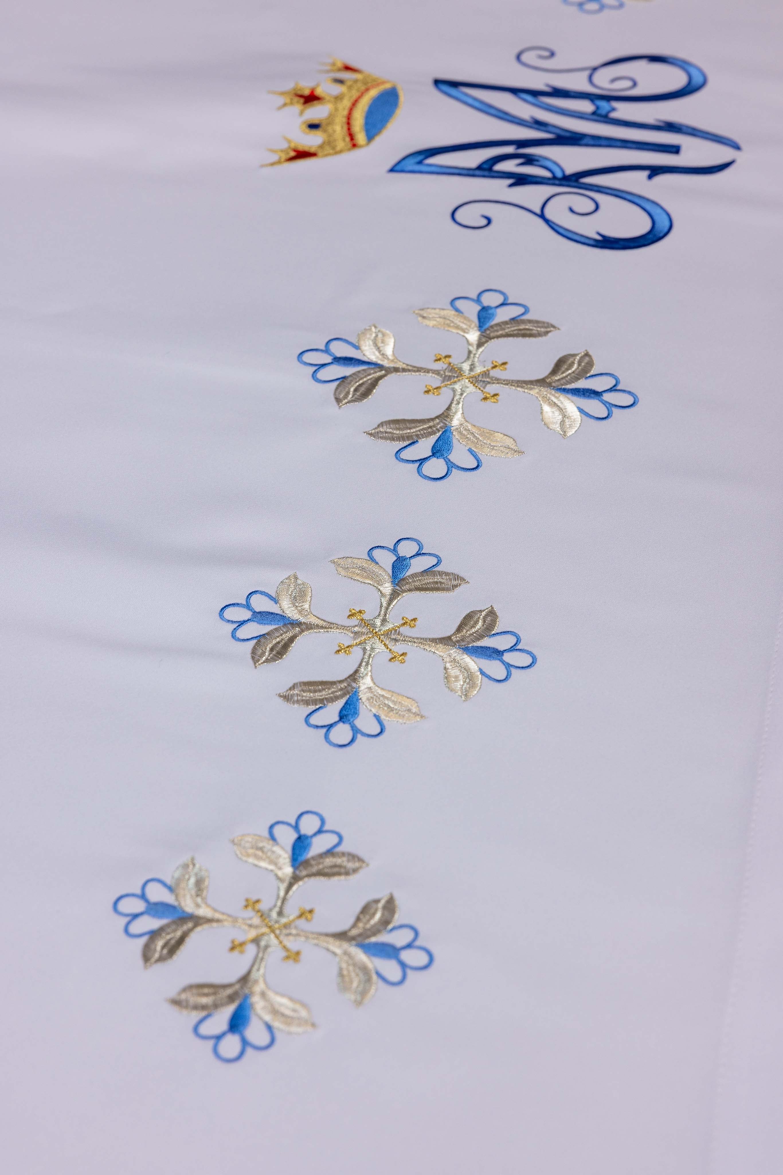 Nappe d'autel avec broderie mariale bleue sur le devant