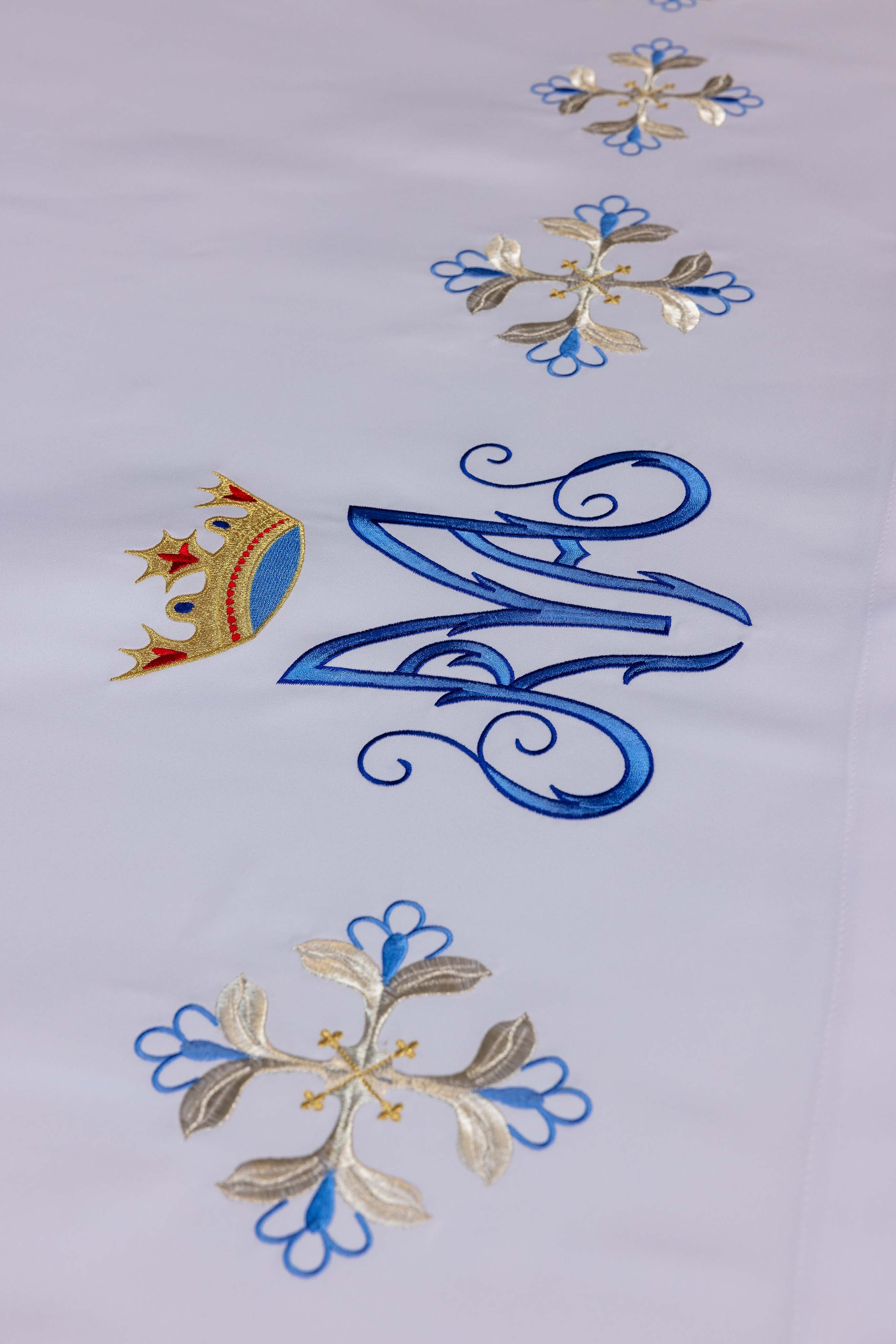Nappe d'autel avec broderie mariale bleue sur le devant