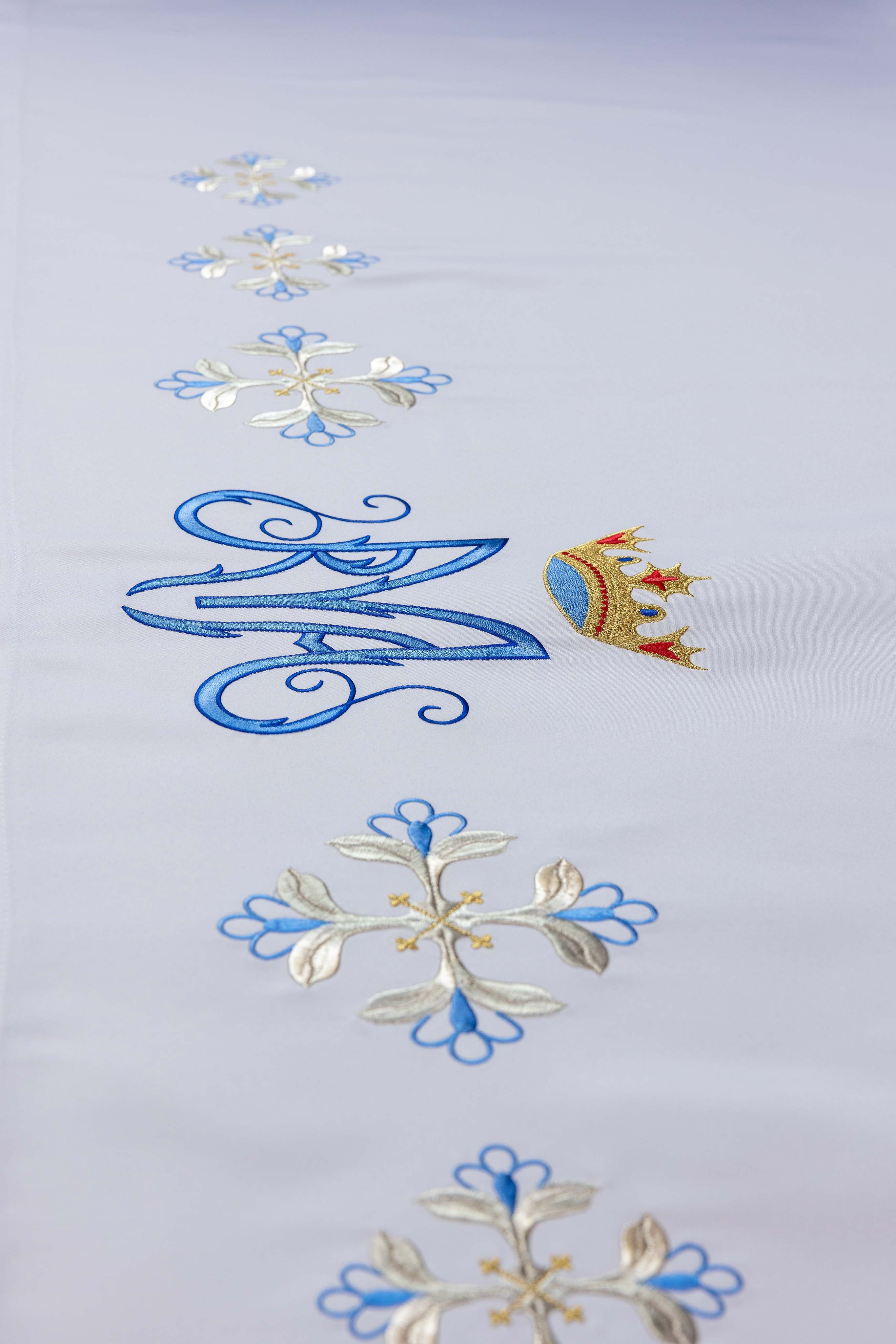 Nappe d'autel avec broderie mariale bleue sur le devant