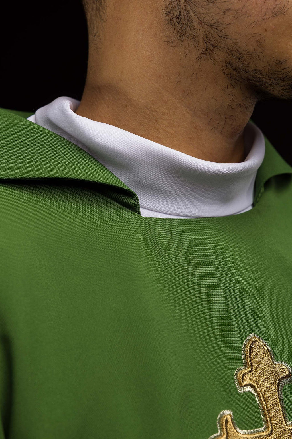 Chasuble brodée avec symbole de croix et large col verte