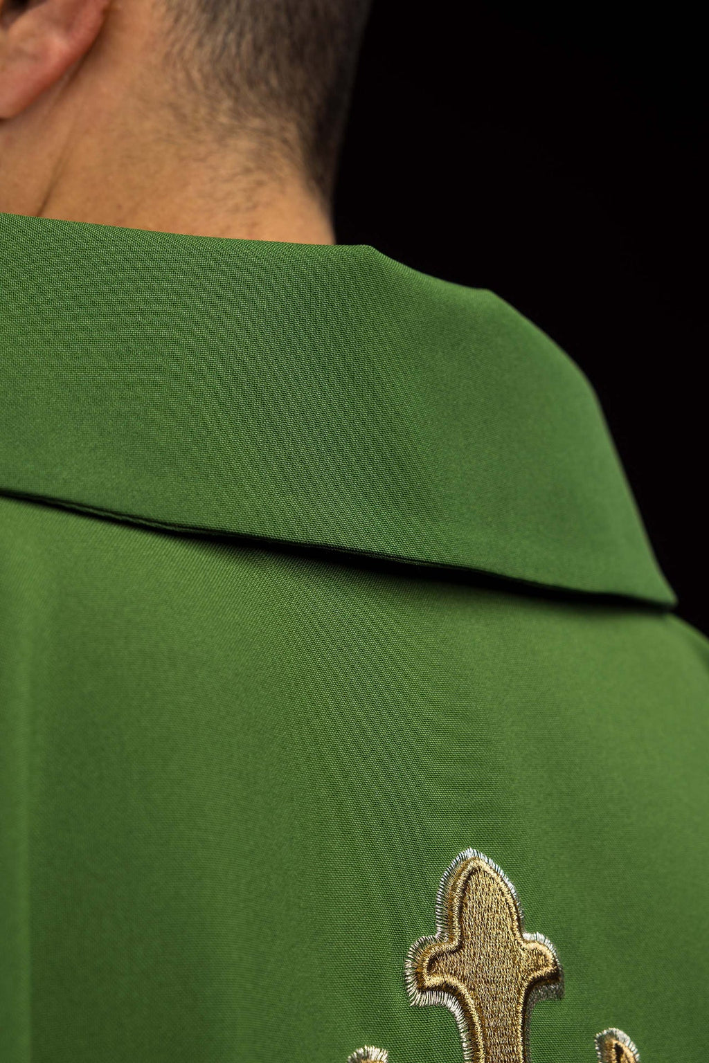 Chasuble brodée avec symbole de croix et large col verte