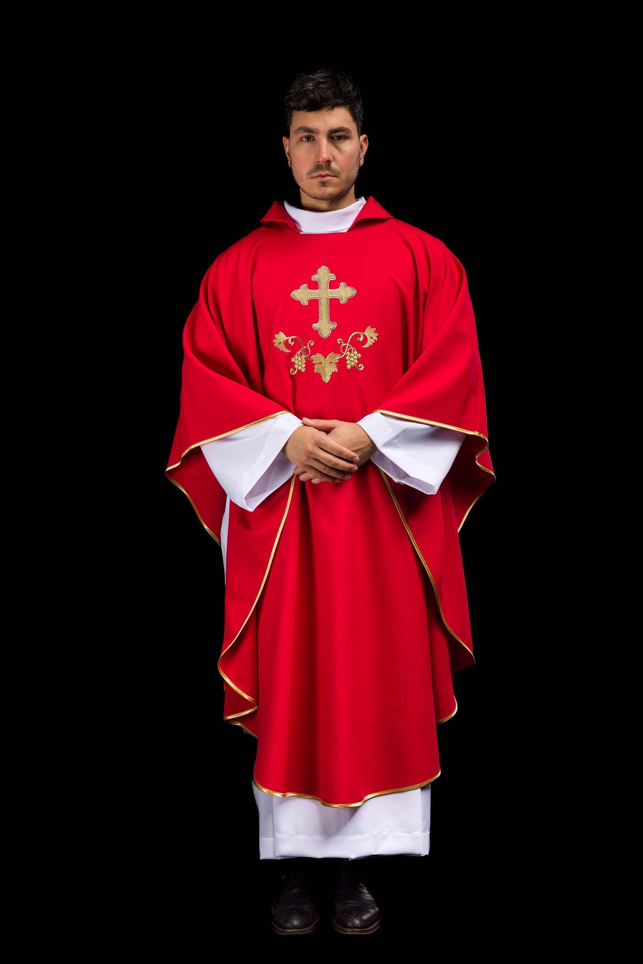 Chasuble brodée avec symbole de la croix et large col rouge