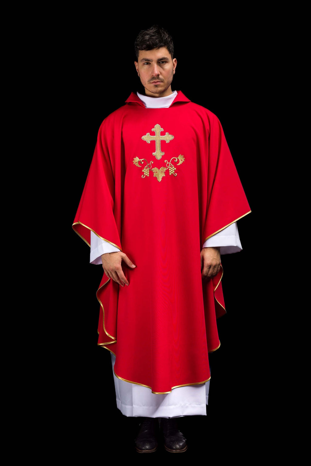 Chasuble brodée avec symbole de la croix et large col rouge