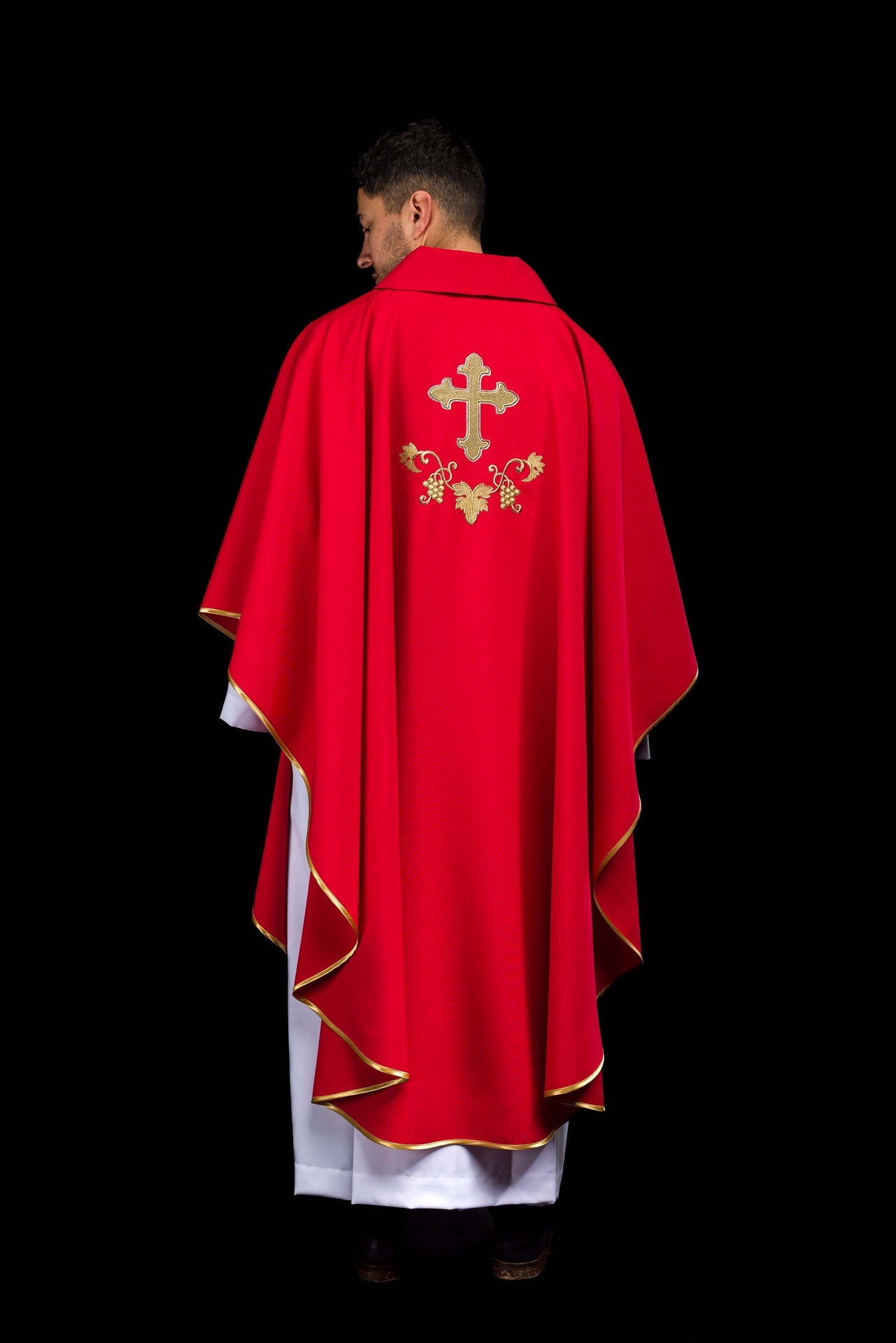 Chasuble brodée avec symbole de la croix et large col rouge