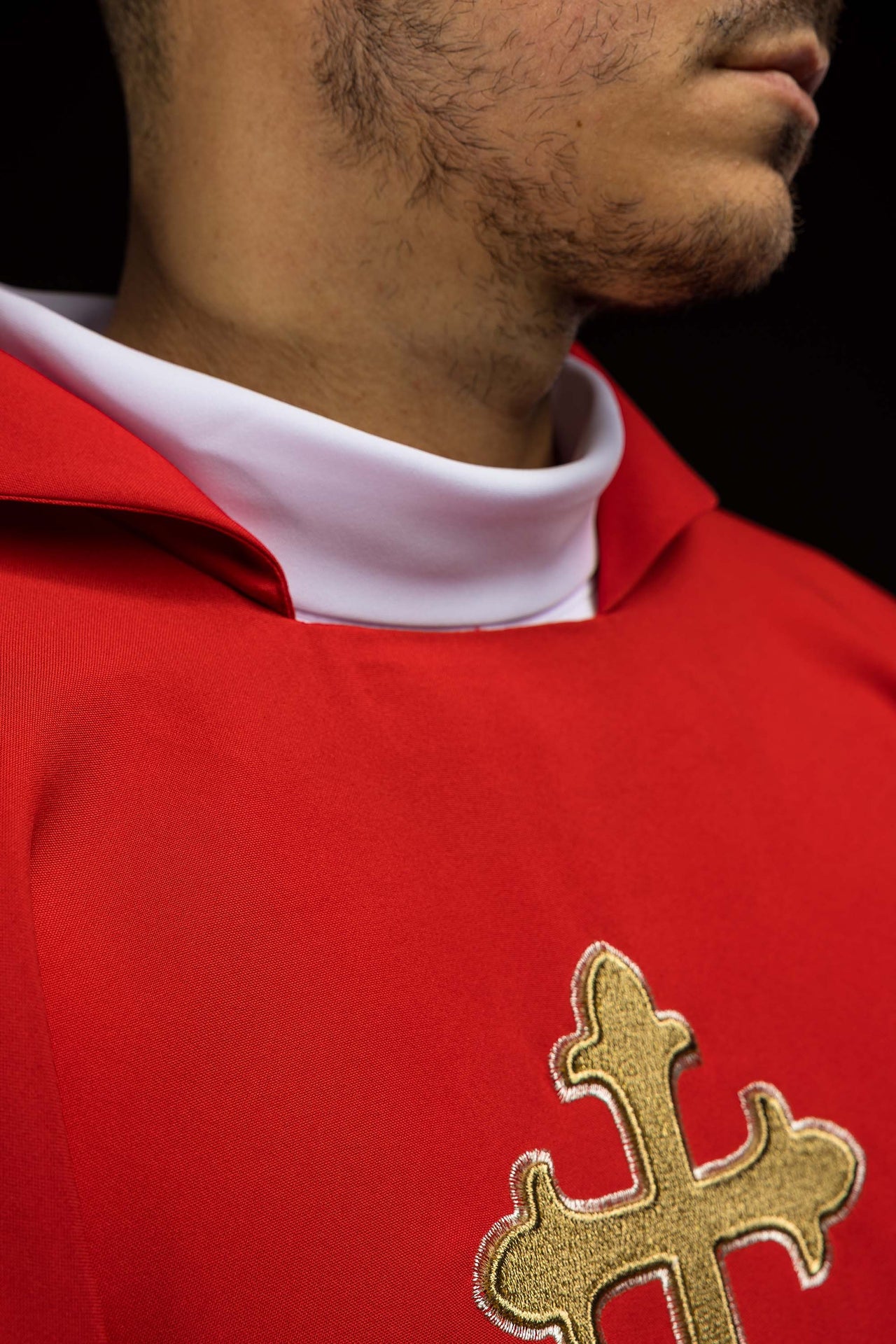 Chasuble brodée avec symbole de la croix et large col rouge